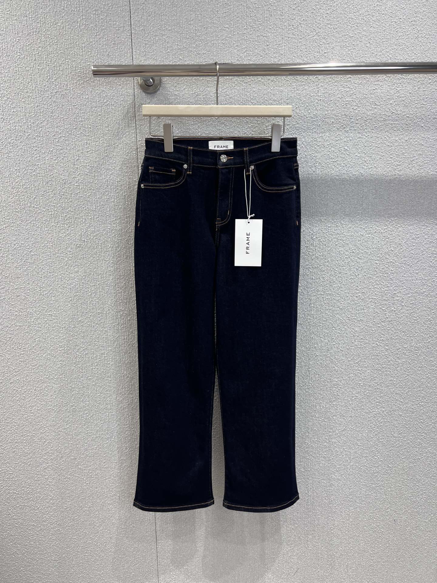 NO:658622,Support exchange Fram* 26Ss early spring new style dark blue mid-waist wide-leg nine-point jeans丨Exclusive high-end version!  Selected high-quality denim fabrics, crisp and stylish but not stiff, mid-waist, wide-leg nine-point version, super thoughtful, can not only modify the waist and hip lines, but also expose the ankles, super friendly to small people and pear-shaped figures. Ready-made S/M/L real shot details,, jeans, alexander wang19860909支持换款 Fram* 26Ss早春新款 深蓝色中腰阔腿九分牛仔裤丨独家高版出品！精选质感牛仔面料,挺括有型却不僵硬,中腰阔腿九分版型超心机,既能修饰腰臀线条,又能露出脚踝显利落,对小个子和梨形身材超友好.现货发售S/M/L实拍细节图,,jeans,alexander wang,Women's clothing