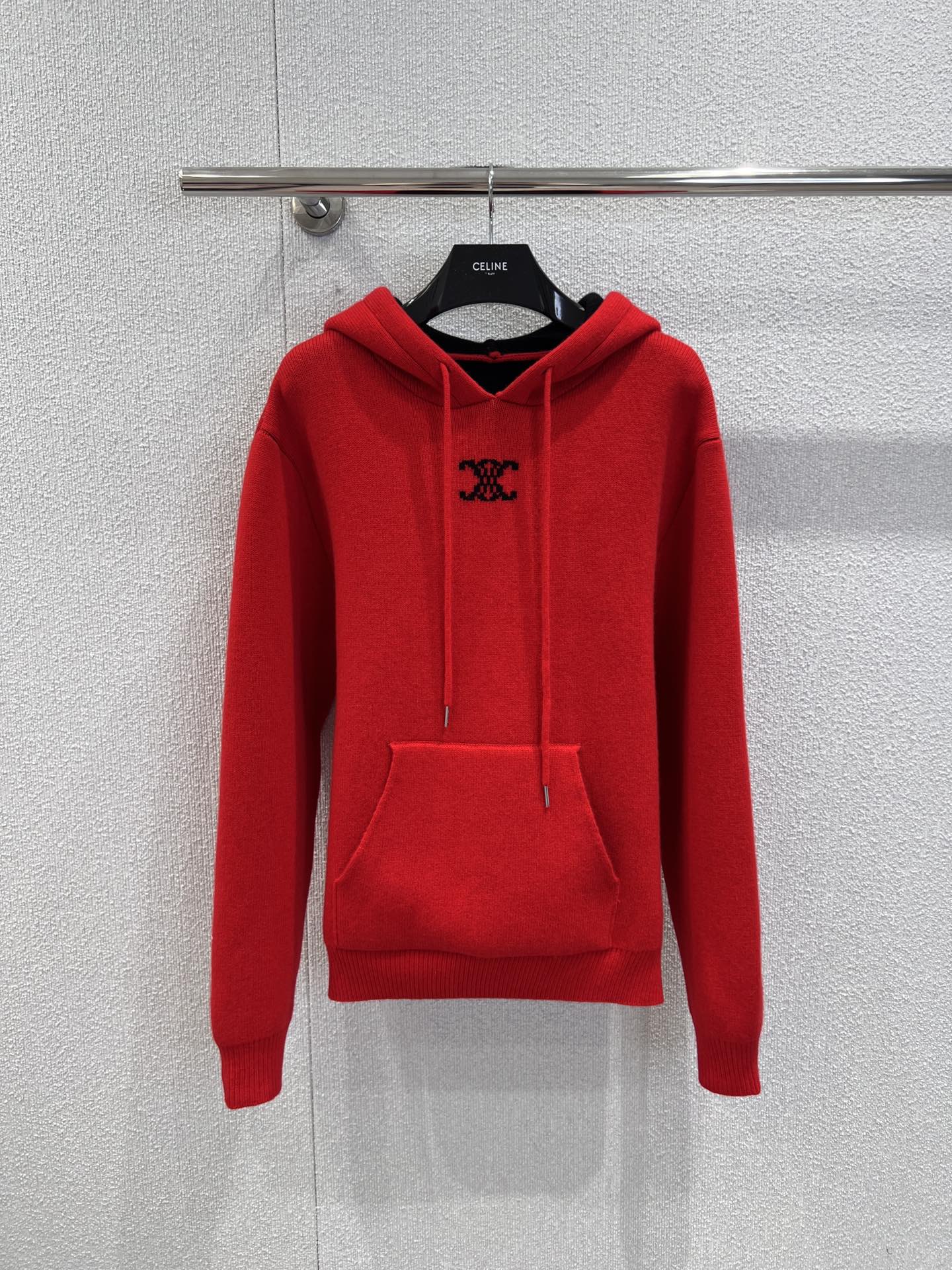 NO:658617,Supports exchange Celin* 26Ss early spring new Arc de Triomphe cashmere hooded sweater丨exclusively developed by yb!  Top quality production!  It is made of fine cashmere blend, which is light and warm without weighing down the body. It is as soft as a cloud against the skin. It has the iconic blue Arc de Triomphe jacquard on the chest. The contrasting color is not obvious and makes it highly recognizable. The hood is lined with contrasting sapphire blue, and the hat rope is equipped with a metal rope head. The details are exquisite. It is comfortable to wear alone or layered in early spring, taking into account both appearance and practicality!  Ready sale S/M/L real shot details,,celine,hats,alexander wang19860909支持换款 Celin* 26Ss早春新款 凯旋门羊绒连帽针织衫丨独家yb开发！顶级高版出品！选用细腻羊绒混纺,轻暖不压身,贴肤是云朵般的软和,胸前标志性蓝色凯旋门提花,撞色点睛不张扬,辨识度拉满,连帽内衬撞色宝蓝,帽绳配金属绳头,细节处都是精致感,早春单穿、叠搭都舒服,兼顾颜值与实穿性！现货发售S/M/L实拍细节图,,celine,hats,alexander wang,Women's clothing