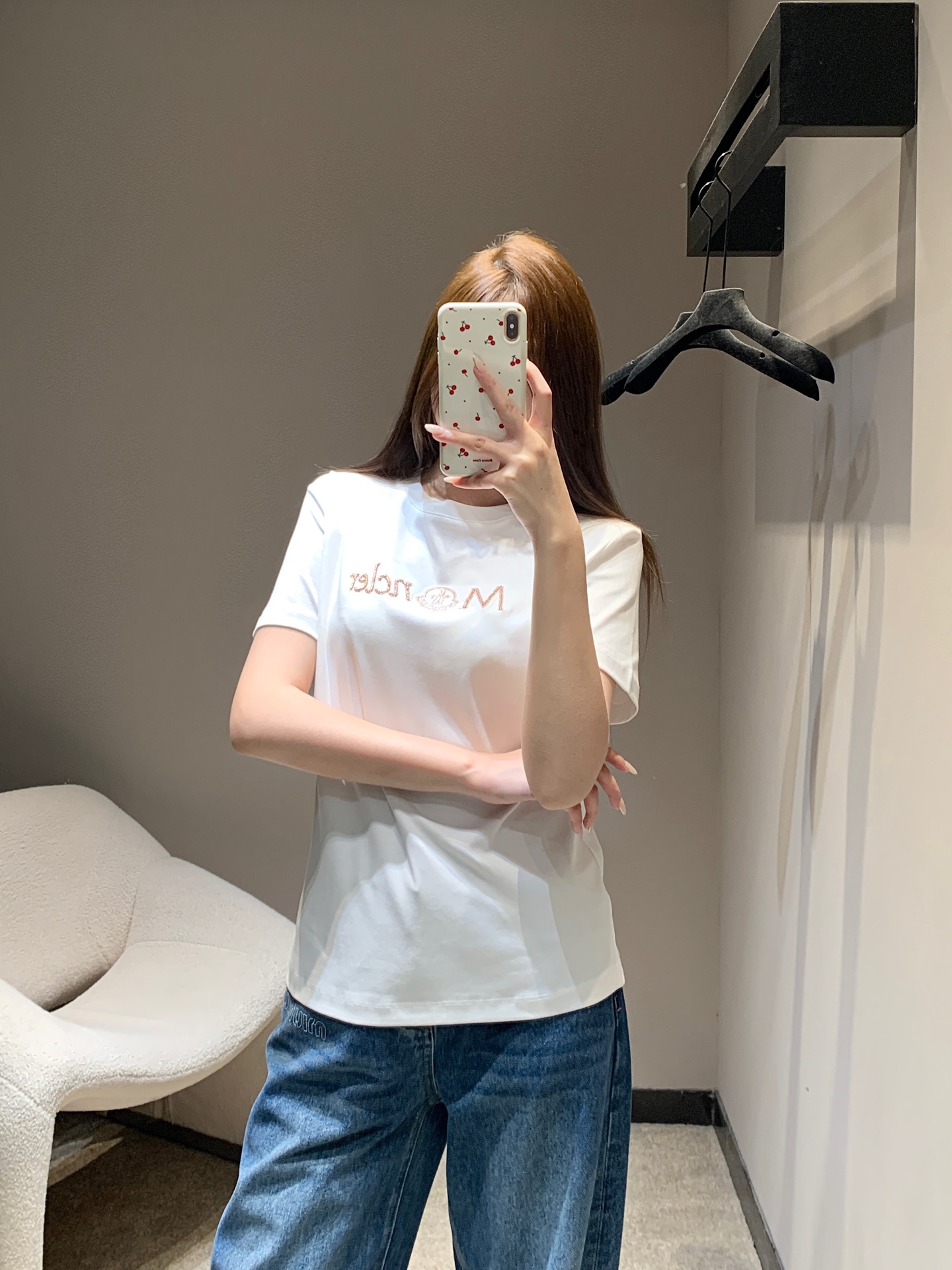 NO:658624,Moncl*r 26Ss early spring new style letter beaded round neck short-sleeved T-shirt | Exclusive high-end version!  The soft waxy cotton fabric is skin-friendly and breathable, and the classic round-neck style is not flattering on the figure. The iconic letters are embellished with exquisite beading, which outlines the light luxury details on the basic T-shirt. It is low-key and reveals a high-end texture, saying goodbye to monotony. It is available in black and white, and it is great when worn alone or as an inner layer. It is a versatile item in the early spring wardrobe. Available in stock S/M/L, T-shirt, tees, t-shirt, alexander wang19860909Moncl*r 26Ss早春新款 字母钉珠圆领短袖T恤丨独家高版出品！ 软糯棉质面料亲肤又透气,经典圆领版型不挑身材,标志性字母缀以精致钉珠,在基础款T恤上勾勒出轻奢细节,低调中透着高级质感,告别单调.黑白双色可选,单穿内搭都出彩,是早春衣橱里的百搭刚需款.现货发售S/M/L,,T-shirt,tees，t-shirt,alexander wang,Women's clothing