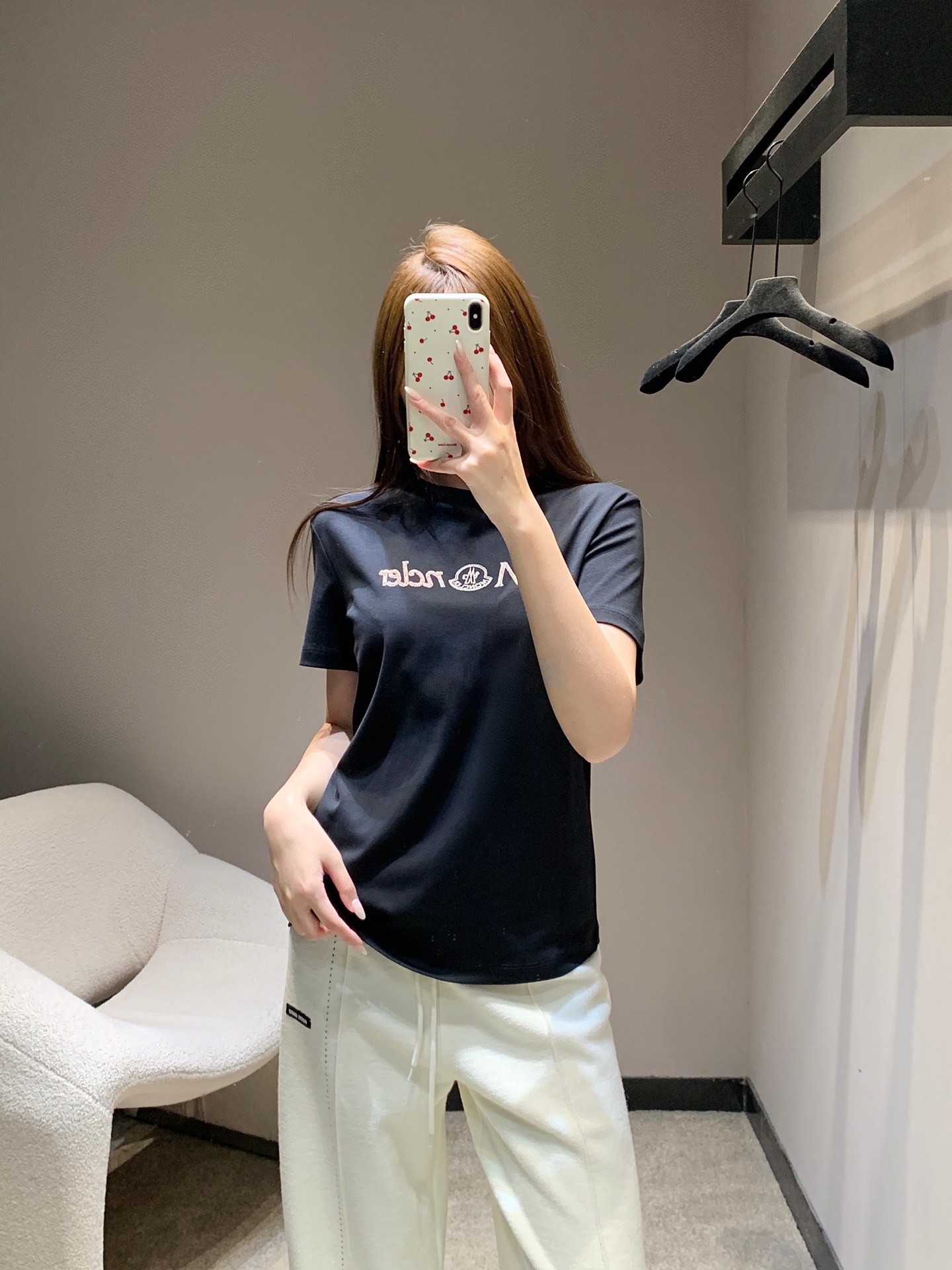 NO:658647,Moncl*r 26Ss early spring new style letter beaded round neck short-sleeved T-shirt | Exclusive high-end version!  The soft waxy cotton fabric is skin-friendly and breathable, and the classic round-neck style is not flattering on the figure. The iconic letters are embellished with exquisite beading, which outlines the light luxury details on the basic T-shirt. It is low-key and reveals a high-end texture, saying goodbye to monotony. It is available in black and white, and it is great when worn alone or as an inner layer. It is a versatile item in the early spring wardrobe. Available in stock S/M/L, T-shirt, tees, t-shirt, alexander wang19860909Moncl*r 26Ss早春新款 字母钉珠圆领短袖T恤丨独家高版出品！ 软糯棉质面料亲肤又透气,经典圆领版型不挑身材,标志性字母缀以精致钉珠,在基础款T恤上勾勒出轻奢细节,低调中透着高级质感,告别单调.黑白双色可选,单穿内搭都出彩,是早春衣橱里的百搭刚需款.现货发售S/M/L,,T-shirt,tees，t-shirt,alexander wang,Women's clothing