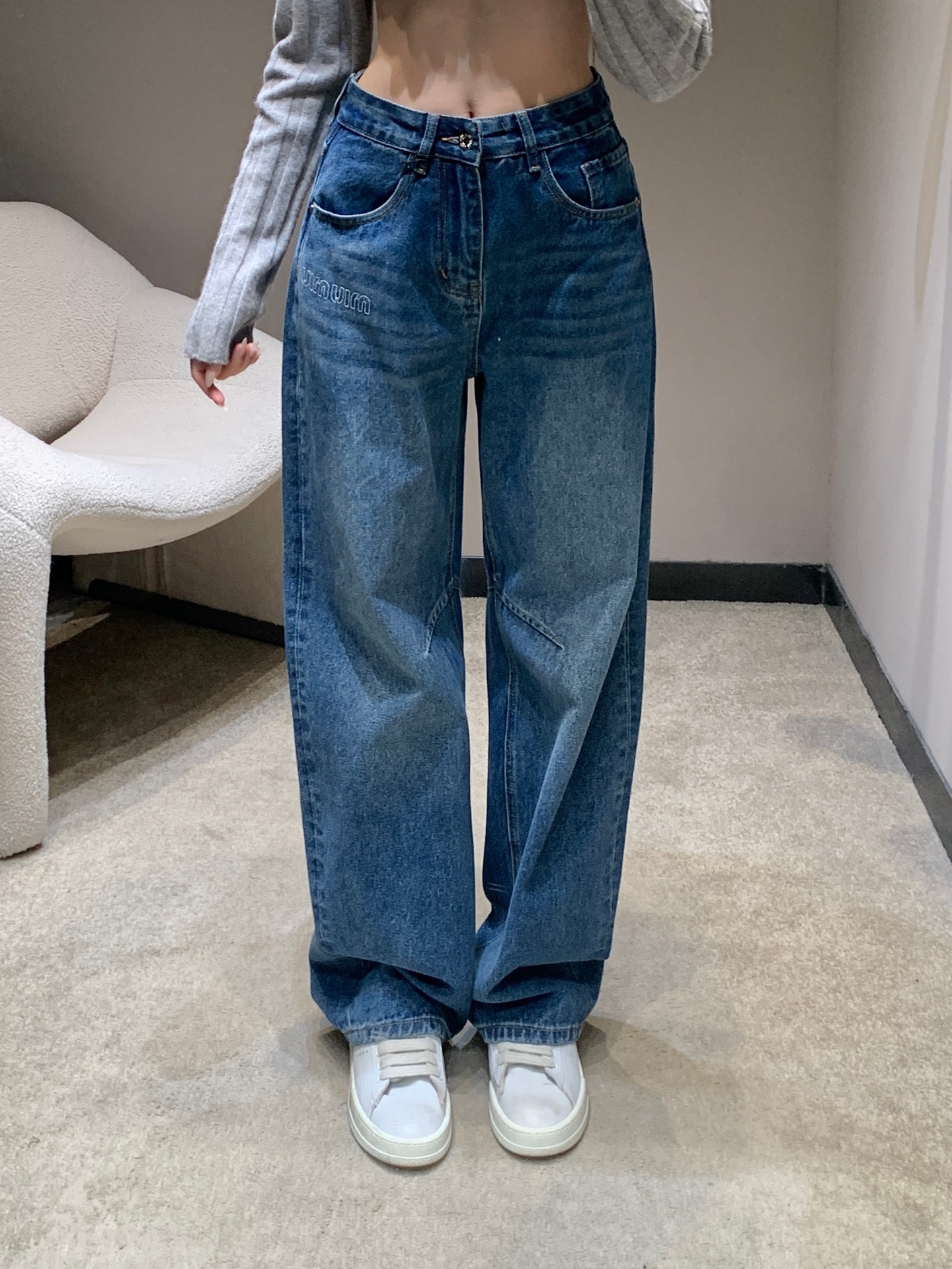 NO:658630,Miumi* 26SS early spring new style denim trousers with pocket letter embroidery | Exclusive high-end version!  Selected high-quality denim fabrics are crisp and stylish yet soft. The letter embroidery on the pocket is the finishing touch. It is simple and reveals brand recognition, low-key yet design, breaking the monotony of basic denim. The high-waisted wide-leg version hides flesh easily and easily modifies the leg shape to create a sense of long legs. It is very friendly to all body types and is stress-free for daily wear. The atmosphere of early spring wear is directly full. Ready for sale S/M/L,, miumiu, alexander wang19860909Miumi* 26SS早春新款 口袋字母刺绣牛仔长裤丨独家高版出品！精选质感牛仔面料,挺括有型又不失柔软度,口袋处的字母刺绣是点睛之笔,简约中透着品牌辨识度,低调又不失设计感,打破基础牛仔的单调.高腰阔腿版型超藏肉,轻松修饰腿型打造大长腿既视感,对各种身材都超友好,日常穿无压力.早春穿搭氛围感直接拉满.现货发售S/M/L,,miumiu,alexander wang,Women's clothing