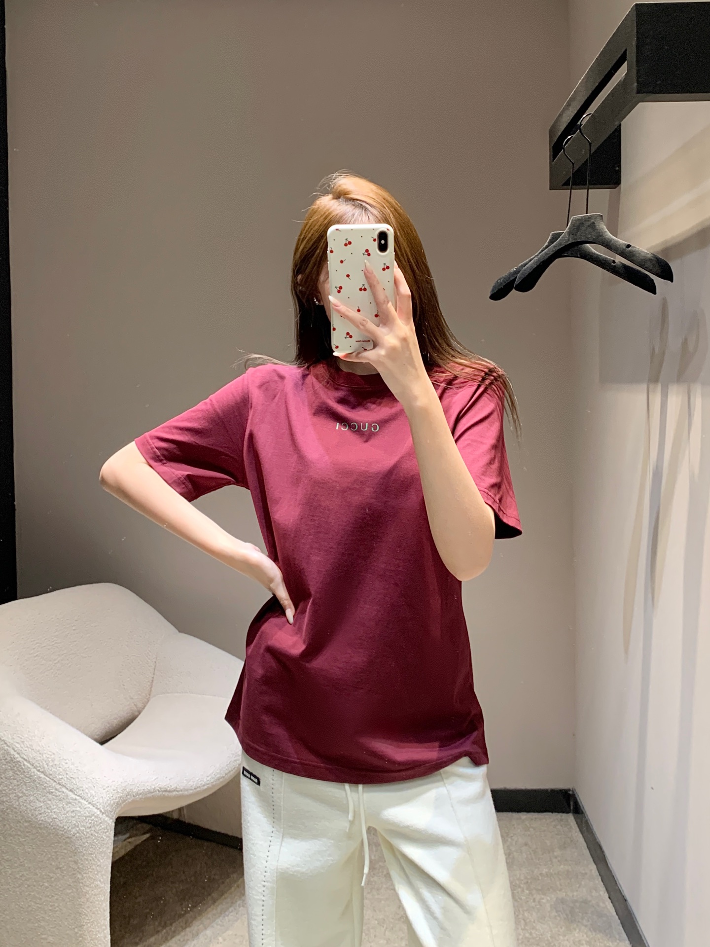 NO:658642,Guc*i 26Ss early spring new letter printed round neck short-sleeved T-shirt丨Exclusive high-end version!  Selected soft cotton fabrics are skin-friendly, breathable and stylish. The simple letter print on the chest is the finishing touch. It outlines the brand logo in a low-key manner. It is simple and has a light luxury texture. It is available in three colors: black, white and burgundy. Black is cool, white is refreshing, and burgundy is retro. Each style can adapt to different styles and meet the needs of early spring. Available in stock S/M/L, gucci, T-shirt, tees, t-shirt, alexander wang19860909Guc*i 26Ss早春新款 字母印花圆领短袖T恤丨独家高版出品！精选柔软棉质面料,亲肤透气又有型,胸前简约字母印花是点睛之笔,低调勾勒品牌标识,简约中透着轻奢质感, 黑白酒红三色可选,黑色酷飒、白色清爽、酒红复古,每一款都能适配不同穿搭风格,满足早春搭配需求.现货发售S/M/L,,gucci,T-shirt,tees，t-shirt,alexander wang,Women's clothing