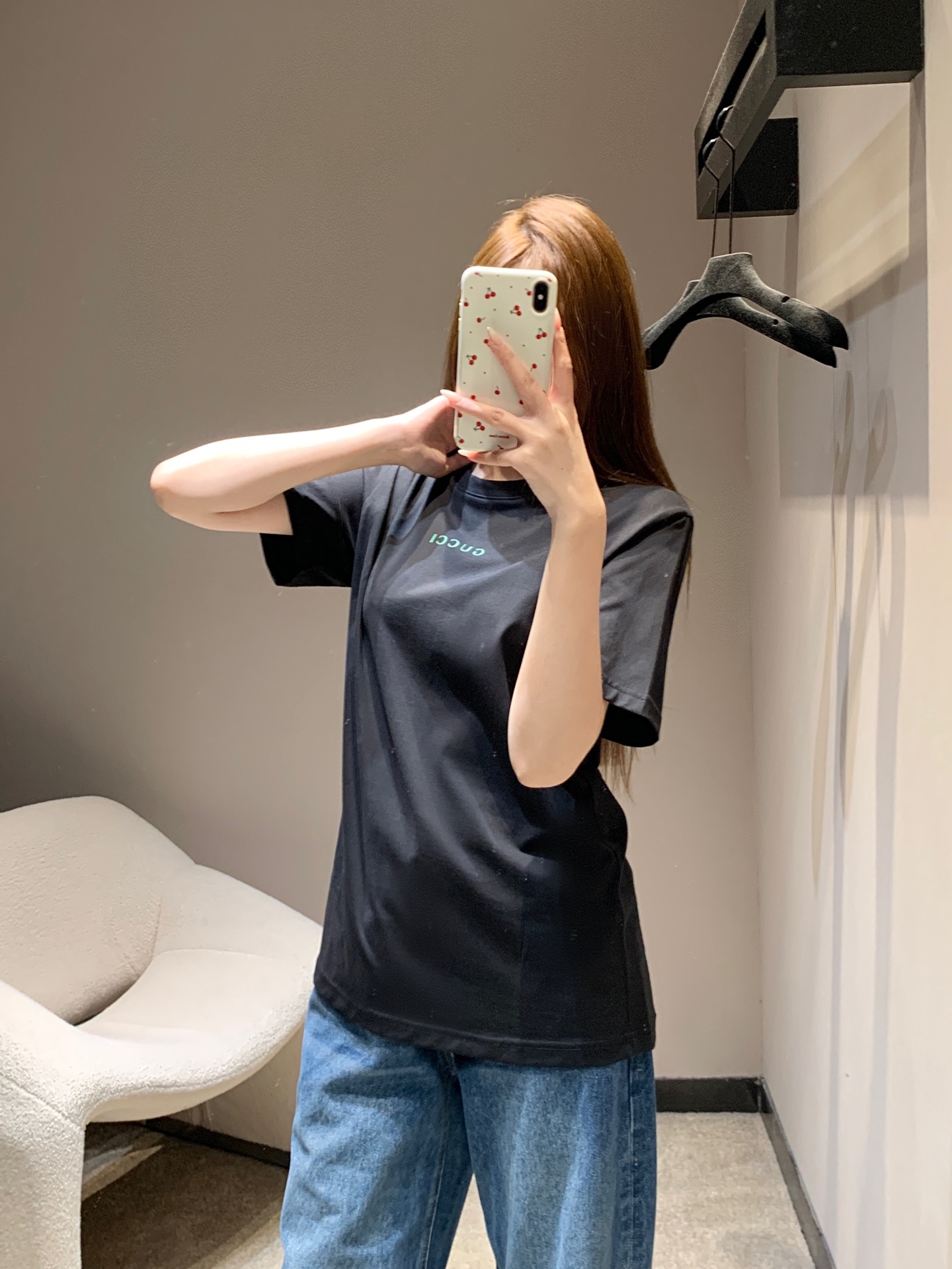 NO:658636,Guc*i 26Ss early spring new letter printed round neck short-sleeved T-shirt丨Exclusive high-end version!  Selected soft cotton fabrics are skin-friendly, breathable and stylish. The simple letter print on the chest is the finishing touch. It outlines the brand logo in a low-key manner. It is simple and has a light luxury texture. It is available in three colors: black, white and burgundy. Black is cool, white is refreshing, and burgundy is retro. Each style can adapt to different styles and meet the needs of early spring. Available in stock S/M/L, gucci, T-shirt, tees, t-shirt, alexander wang19860909Guc*i 26Ss早春新款 字母印花圆领短袖T恤丨独家高版出品！精选柔软棉质面料,亲肤透气又有型,胸前简约字母印花是点睛之笔,低调勾勒品牌标识,简约中透着轻奢质感, 黑白酒红三色可选,黑色酷飒、白色清爽、酒红复古,每一款都能适配不同穿搭风格,满足早春搭配需求.现货发售S/M/L,,gucci,T-shirt,tees，t-shirt,alexander wang,Women's clothing