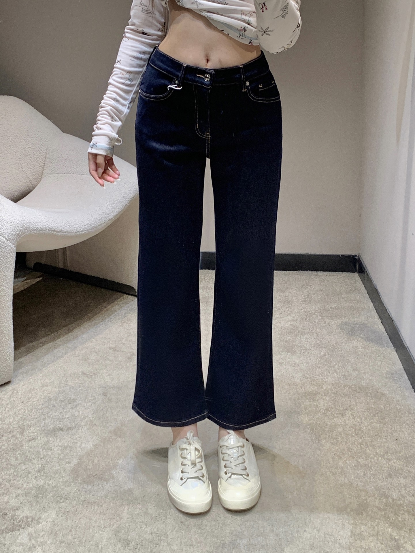 NO:658625,Fram* 26Ss early spring new style dark blue mid-waist wide-leg nine-point jeans丨Exclusive high-end version!  Selected high-quality denim fabrics, crisp and stylish but not stiff, mid-waist, wide-leg nine-point version, super thoughtful, can not only modify the waist and hip lines, but also expose the ankles, super friendly to small people and pear-shaped figures. Available in stock S/M/L,,jeans,alexander wang19860909Fram* 26Ss早春新款 深蓝色中腰阔腿九分牛仔裤丨独家高版出品！精选质感牛仔面料,挺括有型却不僵硬,中腰阔腿九分版型超心机,既能修饰腰臀线条,又能露出脚踝显利落,对小个子和梨形身材超友好.现货发售S/M/L,,jeans,alexander wang,Women's clothing