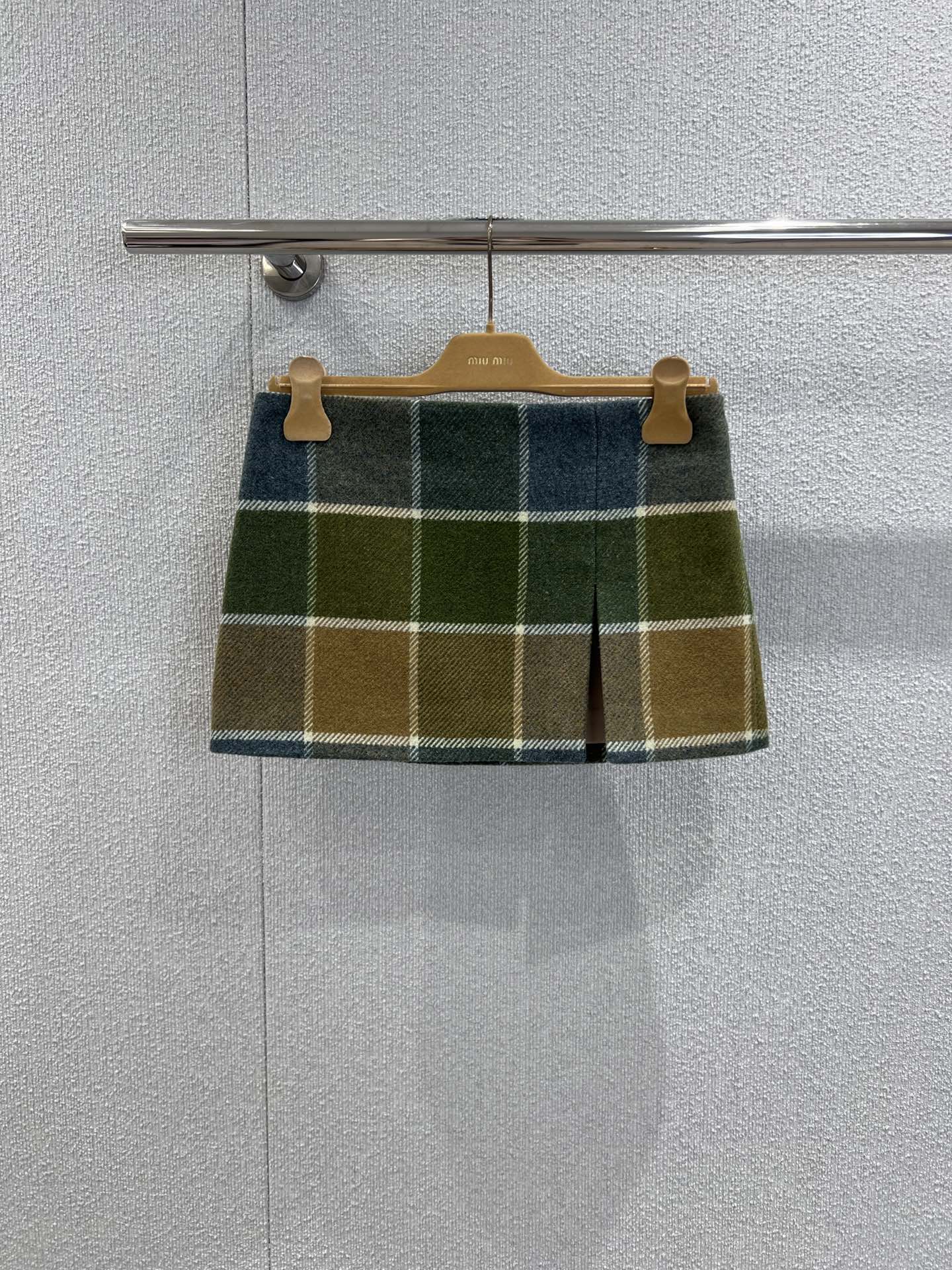 NO:658994,Support exchange Miu Miu 25FW new autumn and winter contrasting plaid mini skirt丨exclusively developed by yb!  High quality production!  The wool plaid fabric is soft and crisp, the retro green and brown contrasting plaid comes with a retro filter, the mini version is matched with a high-waist design, which can easily create long legs, a must-have item for miu girls ~ Ready-made S/M/L real shot details,, miumiu, skirts, alexander wang19860909支持换款 Miu Miu 25FW秋冬新款 撞色格纹迷你半身裙丨独家yb开发！高版出品！羊毛格纹面料软糯又挺括,复古绿棕撞色格纹自带复古滤镜,迷你版型搭配高腰设计,轻松打造大长腿,miu系女孩必备单品～现货发售S/M/L实拍细节图,,miumiu,skirts,alexander wang,Women's clothing