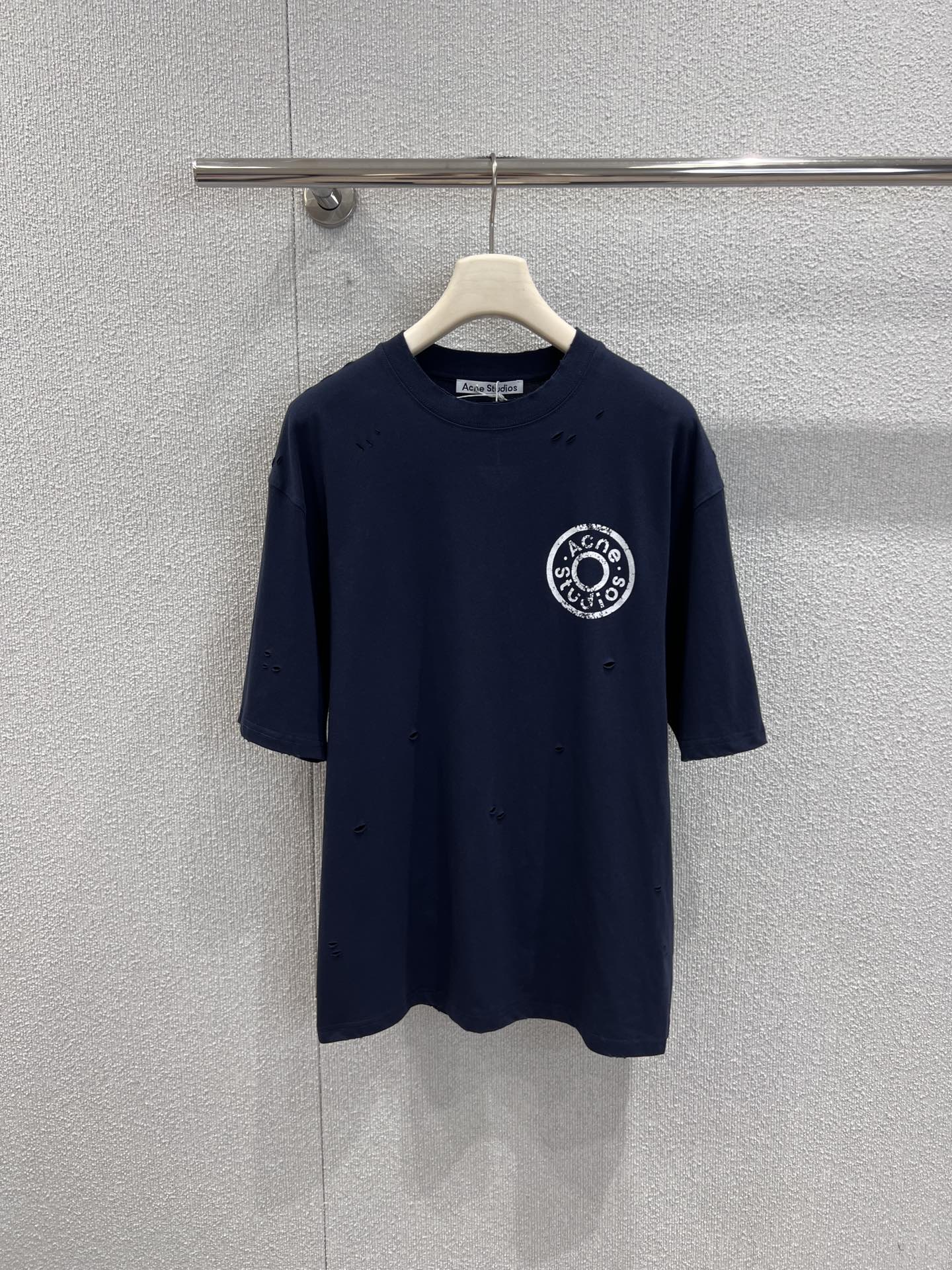 NO:659005,Support exchange Acne Studi*s 26Ss early spring new style button printed distressed hole short-sleeved T-shirt丨Exclusively developed by yb!  High quality production!  It can be called the soul piece of a trendy person’s wardrobe!  The navy blue color has a retro texture, and the distressed hole design breaks the monotony. The button print on the chest is low-key and recognizable. The oversized version is lazy and casual, and it can easily match the loose feeling on the street. Pair it with wide-leg jeans to bring out the American retro style, and with overalls, you can wear it with a hardcore street style. It supports the trendy and cool style in early spring ~ Ready-made S/M/L real shot details, Acne  studios,versace,jeans,T-shirt,tees,t-shirt,alexander wang19860909支持换款 Acne Studi*s 26Ss早春新款 纽扣印花做旧破洞短袖T恤丨独家yb开发！高版出品！堪称潮人衣橱的灵魂单品！藏青色调自带复古质感,做旧破洞设计打破单调,胸口的纽扣印花低调又有辨识度,oversize版型慵懒随性,轻松拿捏街头松弛感.搭配阔腿牛仔裤就是美式复古风,配工装裤又能穿出硬核街头范,早春的潮酷造型全靠它撑场～现货发售S/M/L实拍细节图,,acne studios,versace,jeans,T-shirt,tees，t-shirt,alexander wang,Women's clothing