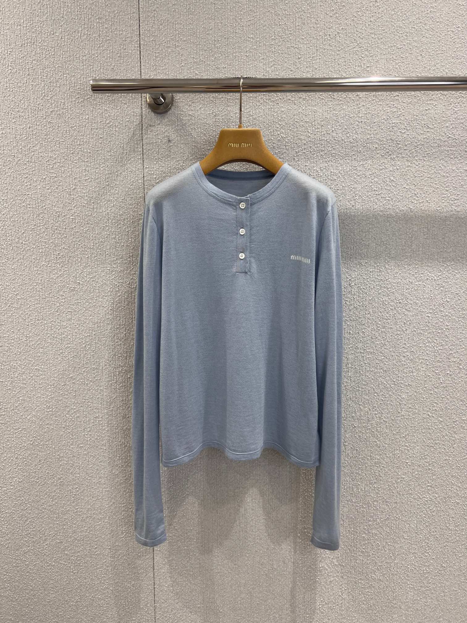 NO:658999,Support exchange Miumi* 25FW new autumn and winter cashmere sweater with button decoration丨Exclusively developed by yb!  High quality production!  It’s sweet girl’s gentle autumn and winter shirt!  The haze blue tone has a cool and high-end feel, the delicate cashmere fabric is soft and skin-friendly, the button decoration on the neckline is simple yet design-conscious, and the small logo embroidery hides exquisite details. The slim cut fits the body shape, and it is classic when paired with a plaid skirt.  For IU girls, you can wear casual skirts and look lazy and casual. The gentle atmosphere of autumn and winter depends entirely on it ~ Ready-made S/M/L real shot details,, miumiu, skirts, alexander  wang19860909支持换款 Miumi* 25FW秋冬新款 纽扣装饰羊绒针织衫丨独家yb开发！高版出品！是甜妹的秋冬温柔战袍！雾霾蓝调自带清冷高级感,细腻的羊绒面料软糯亲肤,领口的纽扣装饰简约又不失设计感,小logo刺绣暗藏精致细节.修身剪裁贴合身形,搭配格纹半裙是经典miu系少女,配休闲半裙又能穿出慵懒随性,秋冬的温柔氛围感全靠它拿捏～现货发售S/M/L实拍细节图,,miumiu,skirts,alexander wang,Women's clothing