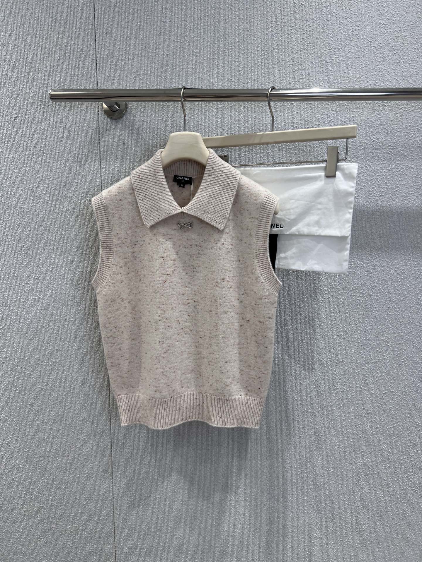 NO:665408,Support exchange Chan*l 25N Coco Neige ski series white lapel bow cashmere vest丨exclusively developed by yb!  High quality production!  Combining high luxury elegance with the smart vitality of the ski series. The soft cashmere texture has a delicate variegated texture, and the gentle off-white tone makes the skin tone more transparent; the classic lapel outlines the neat shoulder and neck lines, and the small metal bow accessories at the neckline are the finishing touch, adding a sense of sophistication. The sleeveless tailoring is neat and neat.  Drag, no matter it is worn with jeans, skirts or ski items from the same series, it is perfectly suitable. Wear it with French laziness and modern accents, and you can easily create a sense of atmosphere when going out on the street or in light socializing. Ready-made S/M/L real shot details, chanel, skirts, alexander  wang19860909支持换款 Chan*l 25N Coco Neige滑雪系列 白色翻领蝴蝶结羊绒马甲丨独家yb开发！高版出品！把高奢优雅与滑雪系列的灵动活力揉得恰到好处.软糯的羊绒质地带着细腻的杂色肌理,温柔的米白调衬得肤色愈发通透；经典翻领勾勒出利落肩颈线条,领口处的金属蝴蝶结小饰件是点睛之笔,精致感拉满.无袖剪裁利落不拖沓,不管搭牛仔、半裙还是同系列滑雪单品都适配度满分,把法式慵懒与摩登腔调穿在身上,日常出街或轻社交都能轻松拿捏氛围感.现货发售S/M/L实拍细节图,,chanel,skirts, ,Women's clothing