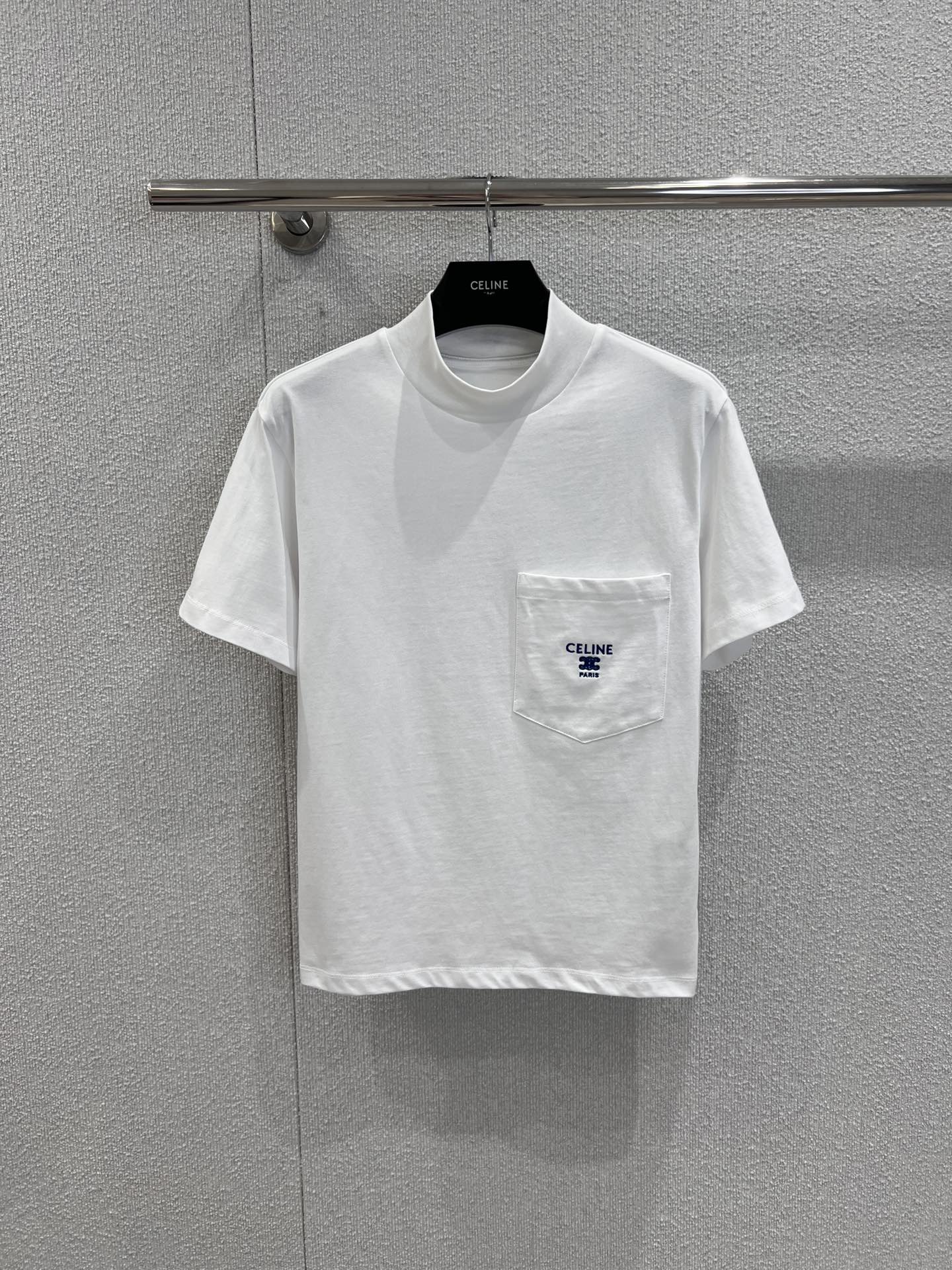 NO:658993,Supports exchange Celin* 26SS early spring new high-neck Arc de Triomphe embroidered short-sleeved T-shirt丨Exclusively developed by yb!  High quality production!  It is a favorite item for lovers of minimalist style!  The classic white tone is clean and neat, the high collar design brings French elegance, the Arc de Triomphe embroidery on the chest pocket is low-key and recognizable, and the short cut optimizes body proportions. Selected high-count cotton fabric, soft and crisp to the touch, wear alone for a cool and high-end feel, layered with a shirt or vest  It can also create a sense of layering, and the simplicity and sophistication of early spring all depend on it~ Ready-made S/M/L real-shot detailed pictures, celine, shirts, T-shirt, tees, t-shirt, alexander  wang19860909支持换款 Celin* 26SS早春新款 高领凯旋门刺绣短袖T恤丨独家yb开发！高版出品！是极简风爱好者的心动单品！经典白调干净利落,高领设计自带法式优雅,胸口口袋处的凯旋门刺绣低调又有辨识度,短款剪裁优化身材比例.精选高支棉质面料,触感柔软挺括,单穿是清冷高级感,叠穿衬衫或马甲又能打造层次感,早春的简约精致感全靠它拿捏～现货发售S/M/L实拍细节图,,celine,shirts,T-shirt,tees，t-shirt,alexander wang,Women's clothing