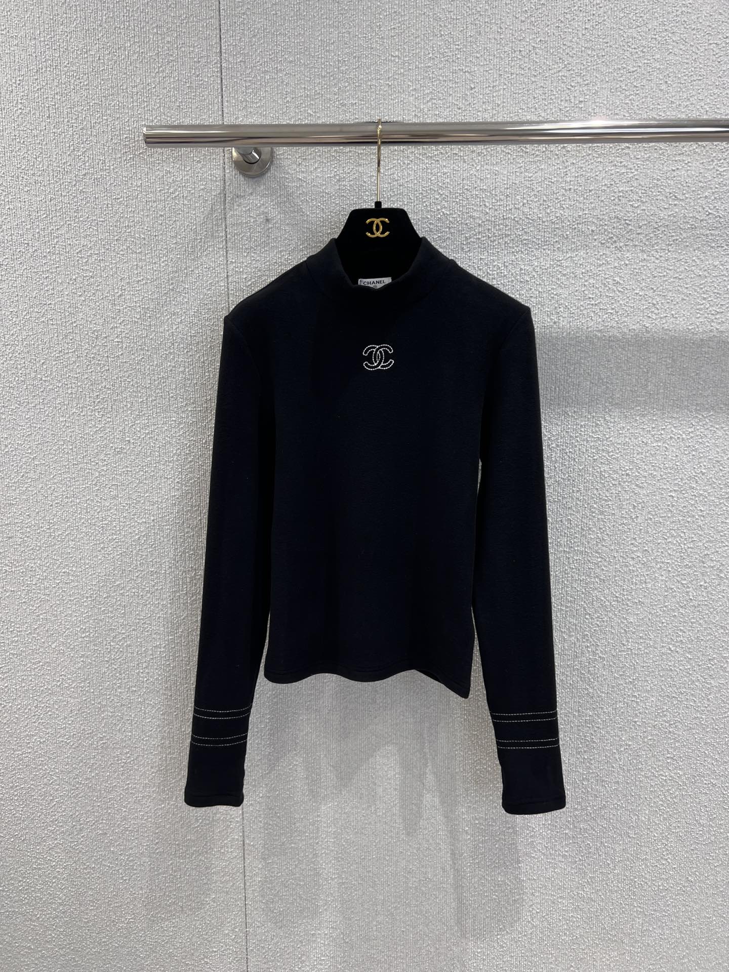 NO:659010,Support exchange Chane* 25N ski season series new micro-label embroidery plus velvet long-sleeved T-shirt丨Exclusive high-end version!  It’s the finishing touch to a light and luxurious outfit in winter!  The classic black and white two-color interpretation of French elegance, the high collar design fits the neck line, the double C micro logo embroidery on the chest low-key highlights the brand identity, and the velvet lining is soft and warm, taking into account both appearance and practicality. The delicate fabrics are matched with exquisite topstitch decoration, and it is cool and stylish when worn alone.  With a sense of class, layering coats can create a full-layered winter look. The sophistication of the ski season depends entirely on it ~ Ready-made S/M/L real-shot detailed pictures, chanel, tees, t-shirt, alexander  wang19860909支持换款 Chane* 25N滑雪季系列新款 微标刺绣加绒长袖T恤丨独家高版出品！是冬日轻奢穿搭的点睛之笔！经典黑白双色诠释法式优雅,高领设计贴合颈部线条,胸口双C微标刺绣低调彰显品牌身份,加绒内里软糯保暖,兼顾颜值与实用性.细腻的面料搭配精致的明线装饰,单穿是清冷高级感,叠穿大衣又能打造层次感满满的冬日造型,滑雪季的精致感全靠它拿捏～现货发售S/M/L实拍细节图,,chanel,tees，t-shirt,alexander wang,Women's clothing