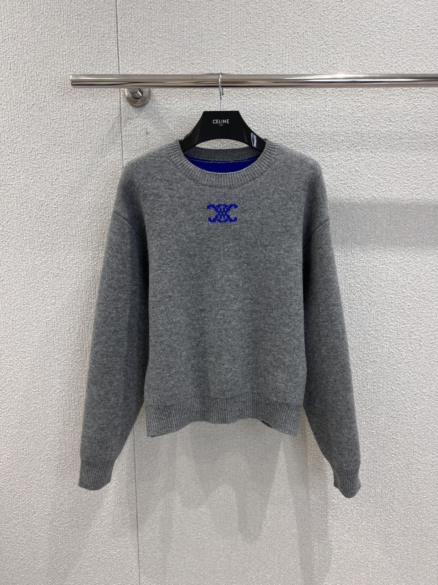 NO:658981,lSupports exchange Celin* 25FW new autumn and winter Arc de Triomphe jacquard short wool sweater丨Exclusively developed by yb!  Top quality production!  It is a favorite item for autumn and winter lovers of minimalist style!  Classic gray and black tones interpret French simplicity. The fine wool fabric is selected to be soft and skin-friendly. The Arc de Triomphe jacquard on the chest is low-key and recognizable. The short cut optimizes body proportions and easily creates golden lines that are short at the top and long at the bottom. Loose version  The style is lazy and not procrastinating. Wearing it alone gives a cool and high-end feel. Layering a shirt can create a layered autumn and winter look. It is the core item of French light luxury wear. Ready-made S/M/L real shot details, celine, loro  piana,sweaters,shirts,gold,alexander wang19860909l支持换款 Celin* 25FW秋冬新款 凯旋门提花短款羊毛毛衣丨独家yb开发！顶级高版出品！是极简风爱好者的秋冬心动单品！经典的灰色与黑色调诠释法式简约,精选细腻羊毛面料软糯亲肤,胸口的凯旋门提花低调又有辨识度,短款剪裁优化身材比例,轻松打造上短下长的黄金线条.宽松的版型慵懒不拖沓,单穿是清冷高级感,叠穿衬衫又能打造层次感满满的秋冬造型,是法式轻奢穿搭的核心单品.现货发售S/M/L实拍细节图,,celine,loro piana,sweaters,shirts,gold,alexander wang,Women's clothing