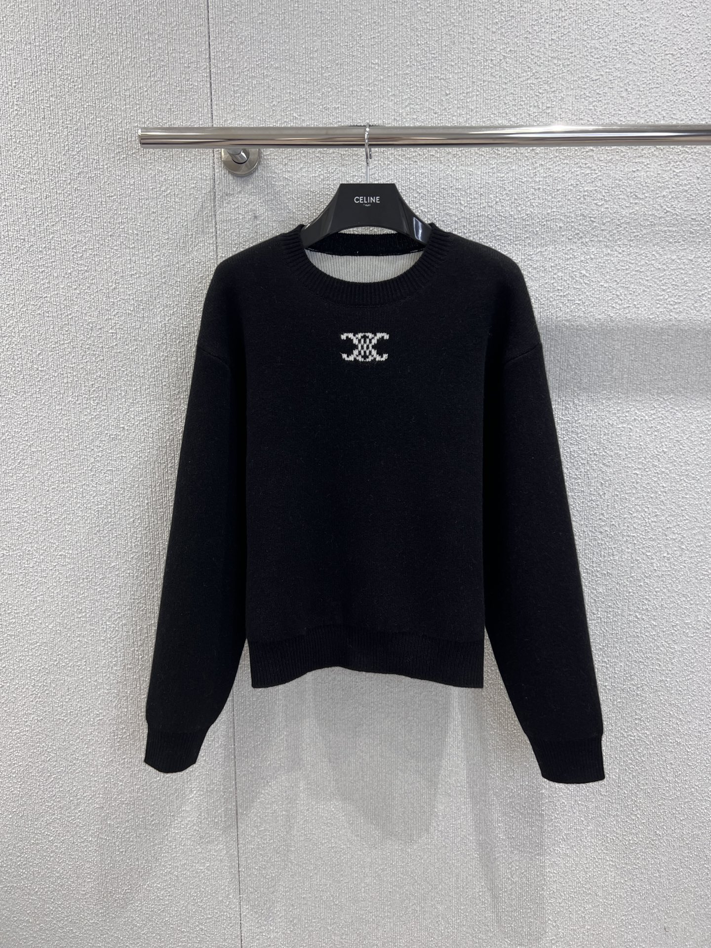 NO:658985,Supports exchange Celin* 25FW new autumn and winter Arc de Triomphe jacquard short wool sweater丨Exclusively developed by yb!  Top quality production!  It is a favorite item for autumn and winter lovers of minimalist style!  The classic gray and black tones interpret French simplicity. The selected fine wool fabric is soft and skin-friendly. The Arc de Triomphe jacquard on the chest is low-key and recognizable. The short cut optimizes the body proportions and easily creates golden lines that are short at the top and long at the bottom. The loose version is lazy and not procrastinating. Wearing it alone is cool and high-end.  With a sense of class, layering shirts can create a full-layered autumn and winter look. It is the core item of French light luxury. Ready for sale S/M/L real shot details, celine, sweaters, shirts, gold, alexander  wang19860909支持换款 Celin* 25FW秋冬新款 凯旋门提花短款羊毛毛衣丨独家yb开发！顶级高版出品！是极简风爱好者的秋冬心动单品！经典的灰色与黑色调诠释法式简约,精选细腻羊毛面料软糯亲肤,胸口的凯旋门提花低调又有辨识度,短款剪裁优化身材比例,轻松打造上短下长的黄金线条.宽松的版型慵懒不拖沓,单穿是清冷高级感,叠穿衬衫又能打造层次感满满的秋冬造型,是法式轻奢穿搭的核心单品.现货发售S/M/L实拍细节图,,celine,sweaters,shirts,gold,alexander wang,Women's clothing