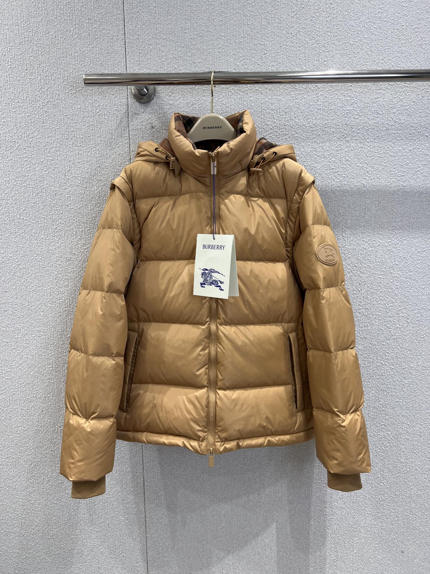 NO:659004,Supports exchange Burb*rry 25FW new autumn and winter war horse micro-label detachable sleeve hood down jacket丨Exclusive high-end version!  It is the benchmark for light luxury wear in winter!  The classic diamond quilting process is paired with high-end colors such as caramel, military green, and black. It is filled with high-fill down, which has both warmth and texture. The detachable sleeve cap design is flexible and versatile, and the war horse micro-label is low-key inlaid in the details, showing the brand's century-old ingenuity. Whether it is a neat short cut or a windproof hooded design, it perfectly combines British luxury and practical functions. It is a high-end warm item in the autumn and winter wardrobe. The same style for men and women!  Ready sale S/M/L real shot details,,burberry,down jacket,hats,alexander wang19860909支持换款 Burb*rry 25FW秋冬新款 战马微标可拆式袖帽羽绒服丨独家高版出品！是冬日轻奢穿搭的标杆之作！经典的菱格绗缝工艺搭配焦糖色、军绿色、黑色等高级色调,填充高蓬松度羽绒,保暖性与质感兼备.可拆式袖帽设计灵活多变,战马微标logo低调镶嵌在细节处,尽显品牌百年匠心.无论是利落的短款剪裁,还是防风的连帽设计,都将英伦奢华与实用功能完美融合,是秋冬衣橱里的高端保暖单品.男女同款！现货发售S/M/L实拍细节图,,burberry,down jacket,hats,alexander wang,Women's clothing