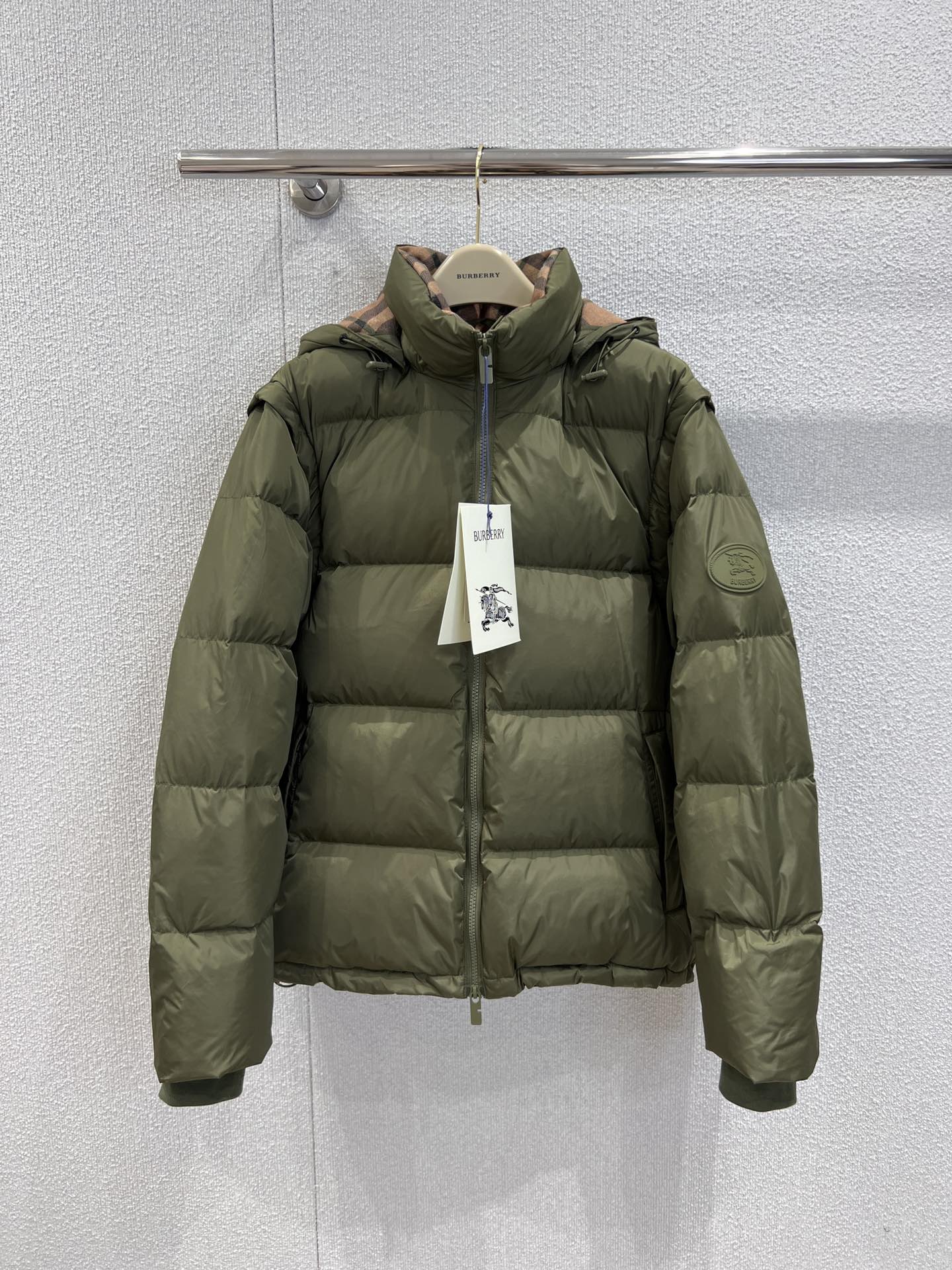 NO:658998,Supports exchange Burb*rry 25FW new autumn and winter war horse micro-label detachable sleeve hood down jacket丨Exclusive high-end version!  It is the benchmark for light luxury wear in winter!  The classic diamond quilting process is paired with high-end colors such as caramel, military green, and black. It is filled with high-fill down, which has both warmth and texture. The detachable sleeve cap design is flexible and versatile, and the war horse micro-label is low-key inlaid in the details, showing the brand's century-old ingenuity. Whether it is a neat short cut or a windproof hooded design, it perfectly combines British luxury and practical functions. It is a high-end warm item in the autumn and winter wardrobe. The same style for men and women!  Ready sale S/M/L real shot details,,burberry,down jacket,hats,alexander wang19860909支持换款 Burb*rry 25FW秋冬新款 战马微标可拆式袖帽羽绒服丨独家高版出品！是冬日轻奢穿搭的标杆之作！经典的菱格绗缝工艺搭配焦糖色、军绿色、黑色等高级色调,填充高蓬松度羽绒,保暖性与质感兼备.可拆式袖帽设计灵活多变,战马微标logo低调镶嵌在细节处,尽显品牌百年匠心.无论是利落的短款剪裁,还是防风的连帽设计,都将英伦奢华与实用功能完美融合,是秋冬衣橱里的高端保暖单品.男女同款！现货发售S/M/L实拍细节图,,burberry,down jacket,hats,alexander wang,Women's clothing