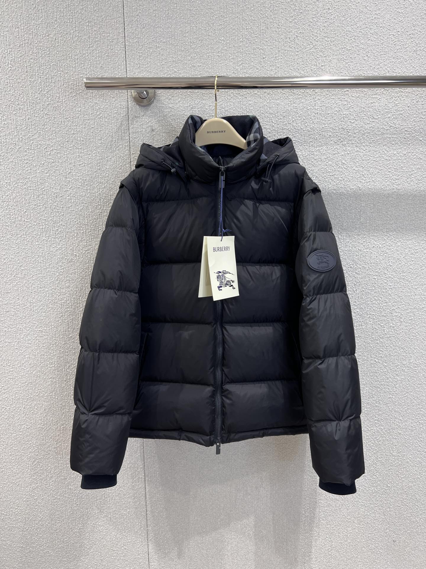 NO:658992,Supports exchange Burb*rry 25FW new autumn and winter war horse micro-label detachable sleeve hood down jacket丨Exclusive high-end version!  It is the benchmark for light luxury wear in winter!  The classic diamond quilting process is paired with high-end colors such as caramel, military green, and black. It is filled with high-fill down, which has both warmth and texture. The detachable sleeve cap design is flexible and versatile, and the war horse micro-label is low-key inlaid in the details, showing the brand's century-old ingenuity. Whether it is a neat short cut or a windproof hooded design, it perfectly combines British luxury and practical functions. It is a high-end warm item in the autumn and winter wardrobe. The same style for men and women!  Ready sale S/M/L real shot details,,burberry,down jacket,hats, 19860909支持换款 Burb*rry 25FW秋冬新款 战马微标可拆式袖帽羽绒服丨独家高版出品！是冬日轻奢穿搭的标杆之作！经典的菱格绗缝工艺搭配焦糖色、军绿色、黑色等高级色调,填充高蓬松度羽绒,保暖性与质感兼备.可拆式袖帽设计灵活多变,战马微标logo低调镶嵌在细节处,尽显品牌百年匠心.无论是利落的短款剪裁,还是防风的连帽设计,都将英伦奢华与实用功能完美融合,是秋冬衣橱里的高端保暖单品.男女同款！现货发售S/M/L实拍细节图,,burberry,down jacket,hats, ,Women's clothing