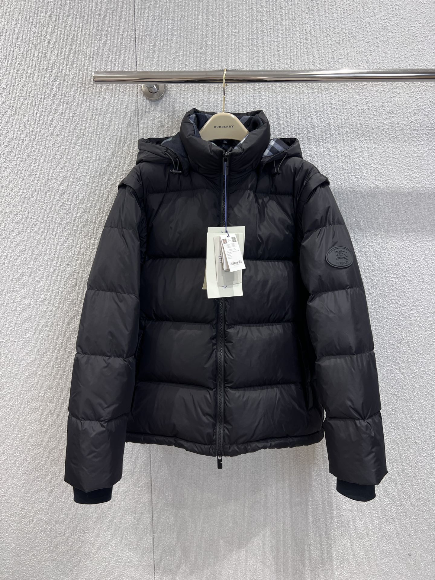 NO:658989,Supports exchange Burb*rry 25FW new autumn and winter war horse micro-label detachable sleeve hood down jacket丨Exclusive high-end version!  It is the benchmark for light luxury wear in winter!  The classic diamond quilting process is paired with high-end colors such as caramel, military green, and black. It is filled with high-fill down, which has both warmth and texture. The detachable sleeve cap design is flexible and versatile, and the war horse micro-label is low-key inlaid in the details, showing the brand's century-old ingenuity. Whether it is a neat short cut or a windproof hooded design, it perfectly combines British luxury and practical functions. It is a high-end warm item in the autumn and winter wardrobe. The same style for men and women!  Ready sale S/M/L real shot details,,burberry,down jacket,hats,alexander wang19860909支持换款 Burb*rry 25FW秋冬新款 战马微标可拆式袖帽羽绒服丨独家高版出品！是冬日轻奢穿搭的标杆之作！经典的菱格绗缝工艺搭配焦糖色、军绿色、黑色等高级色调,填充高蓬松度羽绒,保暖性与质感兼备.可拆式袖帽设计灵活多变,战马微标logo低调镶嵌在细节处,尽显品牌百年匠心.无论是利落的短款剪裁,还是防风的连帽设计,都将英伦奢华与实用功能完美融合,是秋冬衣橱里的高端保暖单品.男女同款！现货发售S/M/L实拍细节图,,burberry,down jacket,hats,alexander wang,Women's clothing