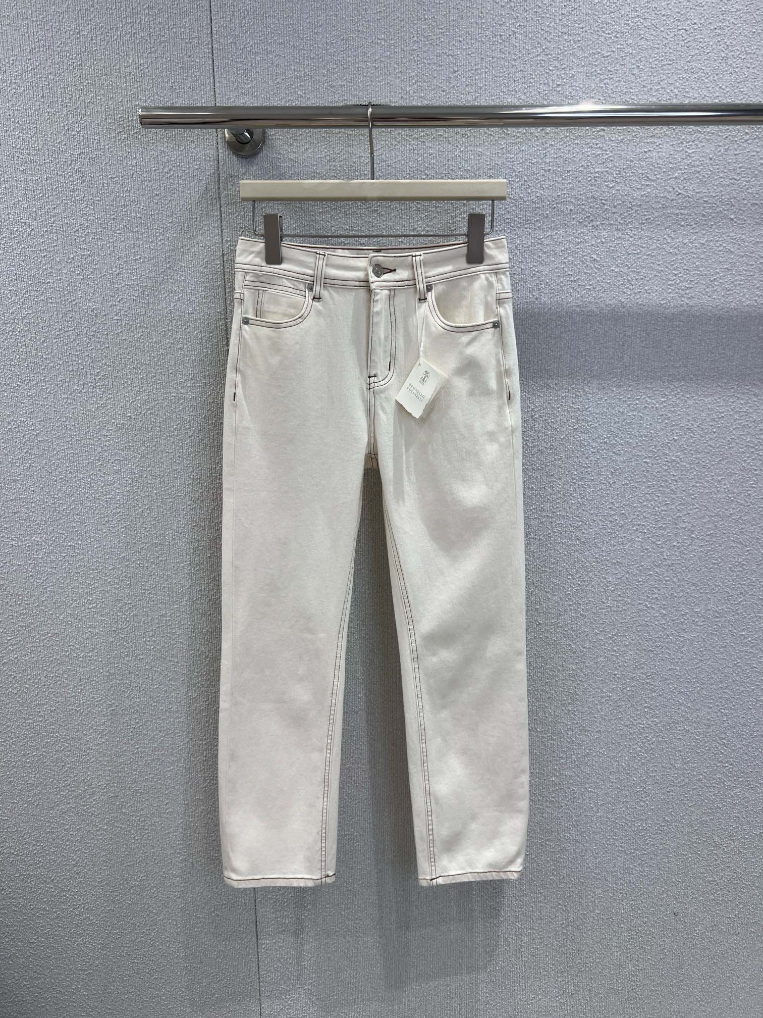 NO:659017,Support exchange Brunello Cu*inelli 26Ss early spring new style jeans with small logo on the back pocket | Exclusive high-end version!  Selected high-count cotton denim fabric, soft to the touch yet firm, the off-white color has its own gentle filter, bid farewell to the rigid feel of ordinary white pants. The high-waisted straight cut cleverly modifies the leg shape, easily creating neat long leg lines, and the small metal logo on the back pocket is a low-key luxury sign, with every detail  Shows BC's signature exquisite craftsmanship. It is suitable for matching with knitted blouses and light shirts in early spring. Whether it is daily commuting or leisure travel, these white pants can support a high-end atmosphere and are the finishing touch of the early spring look. Ready-made S/M/L real shot details, brunello  cucinelli,jeans,shirts,alexander wang19860909支持换款 Brunello Cu*inelli 26Ss早春新款 后袋logo小标牛仔裤丨独家高版出品！精选高支棉质牛仔面料,触感柔软却不失挺括度,米白色调自带温柔滤镜,告别普通白裤的死板感.高腰直筒剪裁巧妙修饰腿型,轻松打造利落长腿线条,后袋的金属logo小标是低调的奢华标识,细节处尽显BC标志性的精致工艺.早春搭配针织短衫、轻薄衬衫都适配,无论是日常通勤还是休闲出游,这条白裤都能撑起高级氛围感,是早春造型的点睛之笔.现货发售S/M/L实拍细节图,,brunello cucinelli,jeans,shirts,alexander wang,Women's clothing