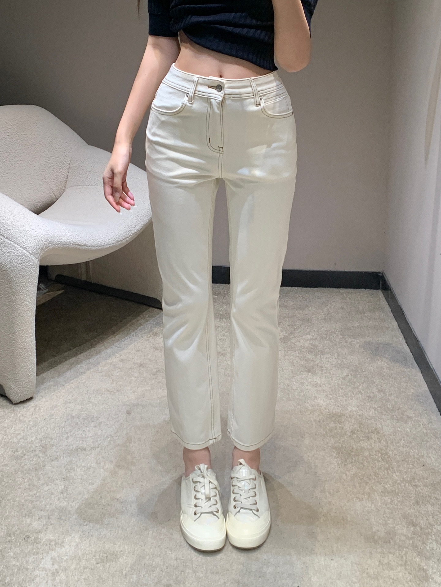 NO:659020,Brunello Cu*inelli 26Ss early spring new style jeans with small logo on back pocket | Exclusive high-end version!  Selected high-count cotton denim fabrics are soft to the touch yet firm. The off-white color has a gentle filter, saying goodbye to the rigid feel of ordinary white pants. The high-waisted straight cut cleverly modifies the leg shape, easily creating neat long leg lines. The small metal logo on the back pocket is a low-key luxury mark. The thin  BC’s signature exquisite craftsmanship is evident in every detail. It is suitable for matching with knitted blouses and light shirts in early spring. Whether it is daily commuting or casual outings, these white pants can support a high-end atmosphere and are the finishing touch of the early spring look. Available now in S/M/L, brunello  cucinelli,jeans,shirts,alexander wang19860909Brunello Cu*inelli 26Ss早春新款 后袋logo小标牛仔裤丨独家高版出品！精选高支棉质牛仔面料,触感柔软却不失挺括度,米白色调自带温柔滤镜,告别普通白裤的死板感.高腰直筒剪裁巧妙修饰腿型,轻松打造利落长腿线条,后袋的金属logo小标是低调的奢华标识,细节处尽显BC标志性的精致工艺.早春搭配针织短衫、轻薄衬衫都适配,无论是日常通勤还是休闲出游,这条白裤都能撑起高级氛围感,是早春造型的点睛之笔.现货发售S/M/L,,brunello cucinelli,jeans,shirts,alexander wang,Women's clothing