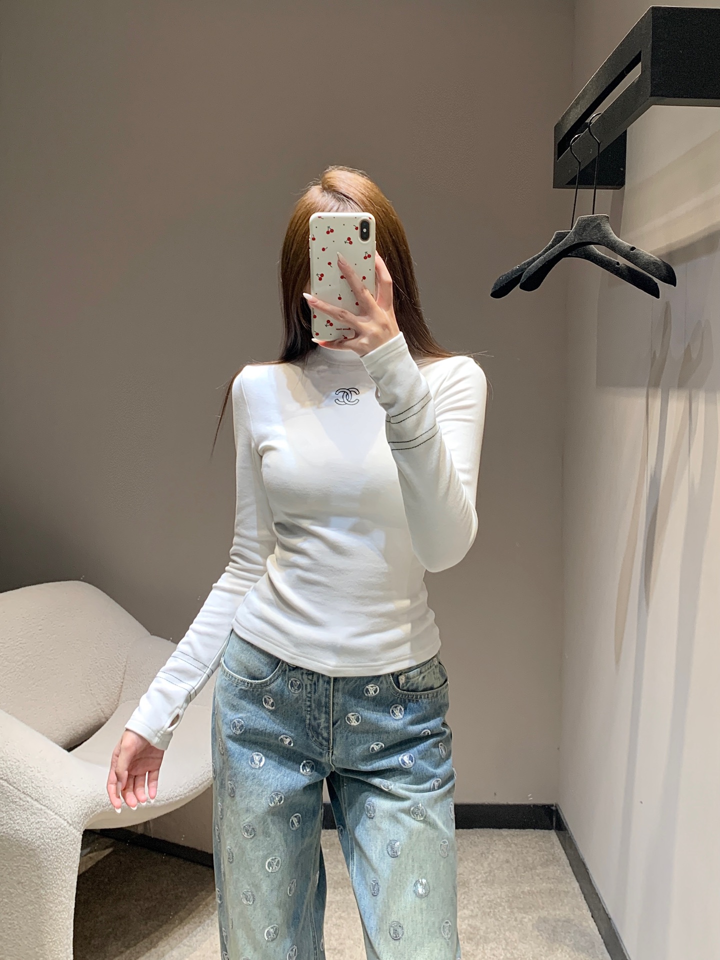 NO:659019,Chane* 25N ski season series new micro-label embroidery plus velvet long-sleeved T-shirt丨Exclusive high-end version!  It’s the finishing touch to a light and luxurious outfit in winter!  The classic black and white two-color interpretation of French elegance, the high collar design fits the neck line, the double C micro logo embroidery on the chest shows the brand identity in a low-key way, and the velvet lining is soft and warm, taking into account both appearance and practicality. The delicate fabrics are matched with exquisite topstitch decoration, which makes it cool and high-end when worn alone. It can also create a layered winter look when layered with coats. The sophistication in the ski season depends on it~ Ready for sale S/M/L,, chanel, tees, t-shirt, alexander  wang19860909Chane* 25N滑雪季系列新款 微标刺绣加绒长袖T恤丨独家高版出品！是冬日轻奢穿搭的点睛之笔！经典黑白双色诠释法式优雅,高领设计贴合颈部线条,胸口双C微标刺绣低调彰显品牌身份,加绒内里软糯保暖,兼顾颜值与实用性.细腻的面料搭配精致的明线装饰,单穿是清冷高级感,叠穿大衣又能打造层次感满满的冬日造型,滑雪季的精致感全靠它拿捏～现货发售S/M/L,,chanel,tees，t-shirt,alexander wang,Women's clothing