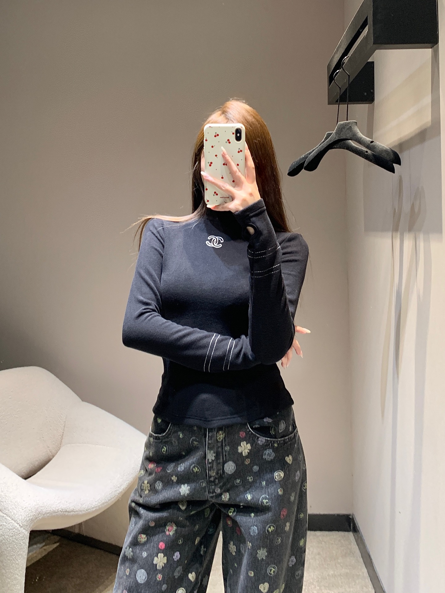 NO:659013,Chane* 25N ski season series new micro-label embroidery plus velvet long-sleeved T-shirt丨Exclusive high-end version!  It’s the finishing touch to a light and luxurious outfit in winter!  The classic black and white two-color interpretation of French elegance, the high collar design fits the neck line, the double C micro logo embroidery on the chest shows the brand identity in a low-key way, and the velvet lining is soft and warm, taking into account both appearance and practicality. The delicate fabrics are matched with exquisite topstitch decoration, which makes it cool and high-end when worn alone. It can also create a layered winter look when layered with coats. The sophistication in the ski season depends on it~ Ready for sale S/M/L,, chanel, tees, t-shirt, alexander  wang19860909Chane* 25N滑雪季系列新款 微标刺绣加绒长袖T恤丨独家高版出品！是冬日轻奢穿搭的点睛之笔！经典黑白双色诠释法式优雅,高领设计贴合颈部线条,胸口双C微标刺绣低调彰显品牌身份,加绒内里软糯保暖,兼顾颜值与实用性.细腻的面料搭配精致的明线装饰,单穿是清冷高级感,叠穿大衣又能打造层次感满满的冬日造型,滑雪季的精致感全靠它拿捏～现货发售S/M/L,,chanel,tees，t-shirt,alexander wang,Women's clothing