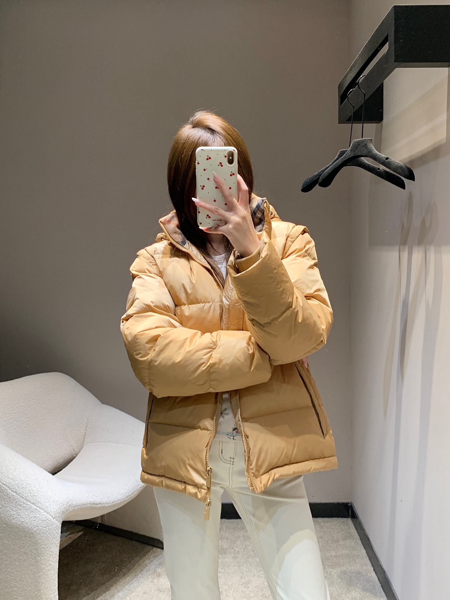 NO:659007,Burb*rry 25FW new autumn and winter war horse micro-label detachable sleeve hood down jacket丨Exclusive high-end version!  It is the benchmark for light luxury wear in winter!  The classic diamond quilting process is paired with high-end colors such as caramel, military green, and black. It is filled with high-fill down, which has both warmth and texture. The detachable sleeve cap design is flexible and versatile, and the war horse micro-label is low-key inlaid in the details, showing the brand's century-old ingenuity. Whether it is a neat short cut or a windproof hooded design, it perfectly combines British luxury and practical functions. It is a high-end warm item in the autumn and winter wardrobe. The same style for men and women!  Ready for sale S/M/L,,burberry,down jacket,hats,alexander wang19860909Burb*rry 25FW秋冬新款 战马微标可拆式袖帽羽绒服丨独家高版出品！是冬日轻奢穿搭的标杆之作！经典的菱格绗缝工艺搭配焦糖色、军绿色、黑色等高级色调,填充高蓬松度羽绒,保暖性与质感兼备.可拆式袖帽设计灵活多变,战马微标logo低调镶嵌在细节处,尽显品牌百年匠心.无论是利落的短款剪裁,还是防风的连帽设计,都将英伦奢华与实用功能完美融合,是秋冬衣橱里的高端保暖单品.男女同款！现货发售S/M/L,,burberry,down jacket,hats,alexander wang,Women's clothing