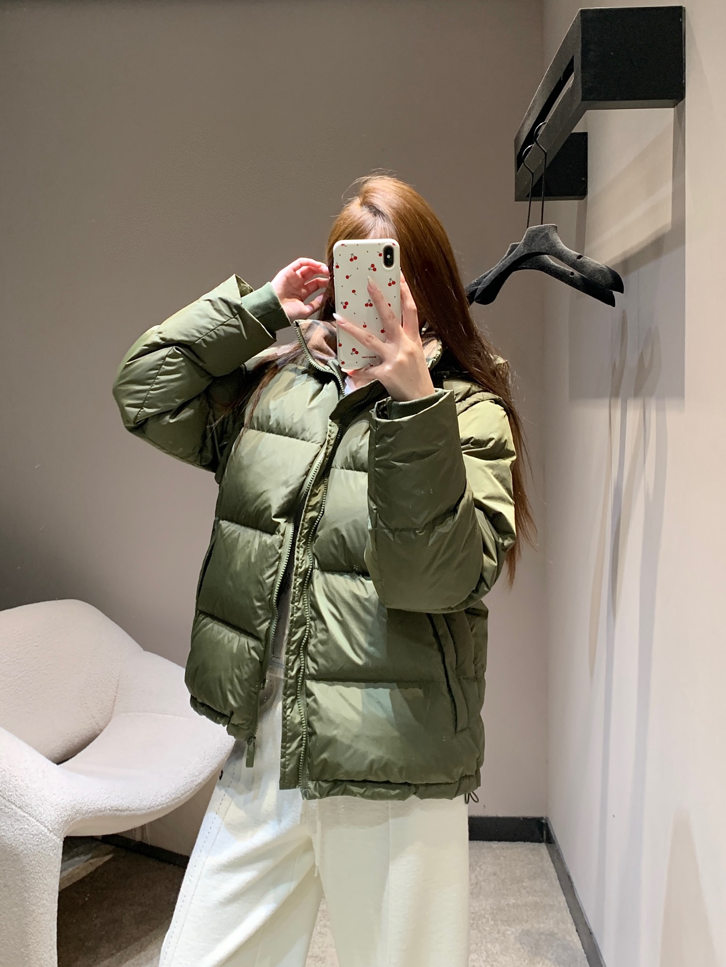 NO:659001,Burb*rry 25FW new autumn and winter war horse micro-label detachable sleeve hood down jacket丨Exclusive high-end version!  It is the benchmark for light luxury wear in winter!  The classic diamond quilting process is paired with high-end colors such as caramel, military green, and black. It is filled with high-fill down, which has both warmth and texture. The detachable sleeve cap design is flexible and versatile, and the war horse micro-label is low-key inlaid in the details, showing the brand's century-old ingenuity. Whether it is a neat short cut or a windproof hooded design, it perfectly combines British luxury and practical functions. It is a high-end warm item in the autumn and winter wardrobe. The same style for men and women!  Ready for sale S/M/L,,burberry,down jacket,hats,alexander wang19860909Burb*rry 25FW秋冬新款 战马微标可拆式袖帽羽绒服丨独家高版出品！是冬日轻奢穿搭的标杆之作！经典的菱格绗缝工艺搭配焦糖色、军绿色、黑色等高级色调,填充高蓬松度羽绒,保暖性与质感兼备.可拆式袖帽设计灵活多变,战马微标logo低调镶嵌在细节处,尽显品牌百年匠心.无论是利落的短款剪裁,还是防风的连帽设计,都将英伦奢华与实用功能完美融合,是秋冬衣橱里的高端保暖单品.男女同款！现货发售S/M/L,,burberry,down jacket,hats,alexander wang,Women's clothing