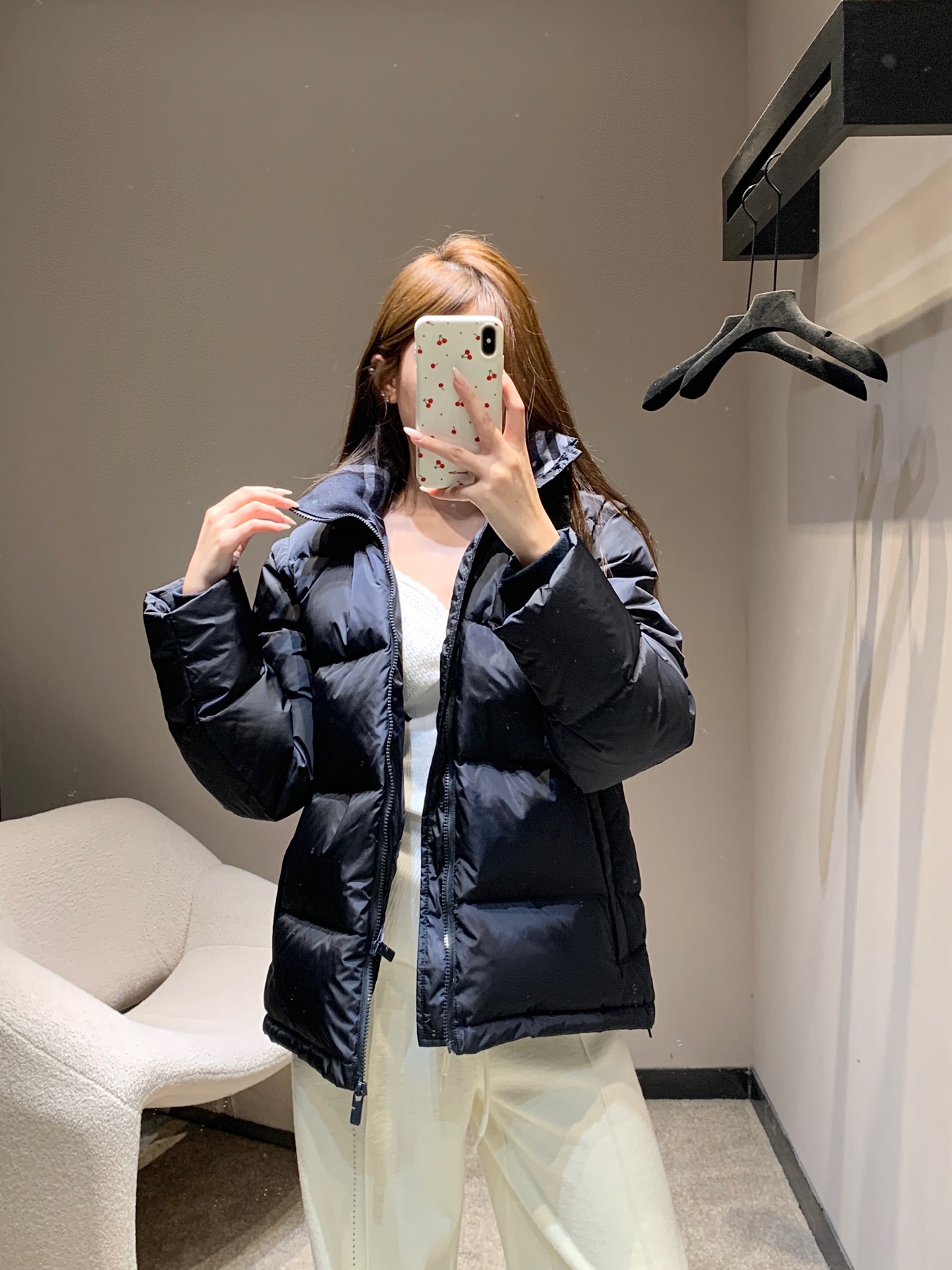 NO:658995,Burb*rry 25FW new autumn and winter war horse micro-label detachable sleeve hood down jacket丨Exclusive high-end version!  It is the benchmark for light luxury wear in winter!  The classic diamond quilting process is paired with high-end colors such as caramel, military green, and black. It is filled with high-fill down, which has both warmth and texture. The detachable sleeve cap design is flexible and versatile, and the war horse micro-label is low-key inlaid in the details, showing the brand's century-old ingenuity. Whether it is a neat short cut or a windproof hooded design, it perfectly combines British luxury and practical functions. It is a high-end warm item in the autumn and winter wardrobe. The same style for men and women!  Ready for sale S/M/L,,burberry,down jacket,hats,alexander wang19860909Burb*rry 25FW秋冬新款 战马微标可拆式袖帽羽绒服丨独家高版出品！是冬日轻奢穿搭的标杆之作！经典的菱格绗缝工艺搭配焦糖色、军绿色、黑色等高级色调,填充高蓬松度羽绒,保暖性与质感兼备.可拆式袖帽设计灵活多变,战马微标logo低调镶嵌在细节处,尽显品牌百年匠心.无论是利落的短款剪裁,还是防风的连帽设计,都将英伦奢华与实用功能完美融合,是秋冬衣橱里的高端保暖单品.男女同款！现货发售S/M/L,,burberry,down jacket,hats,alexander wang,Women's clothing