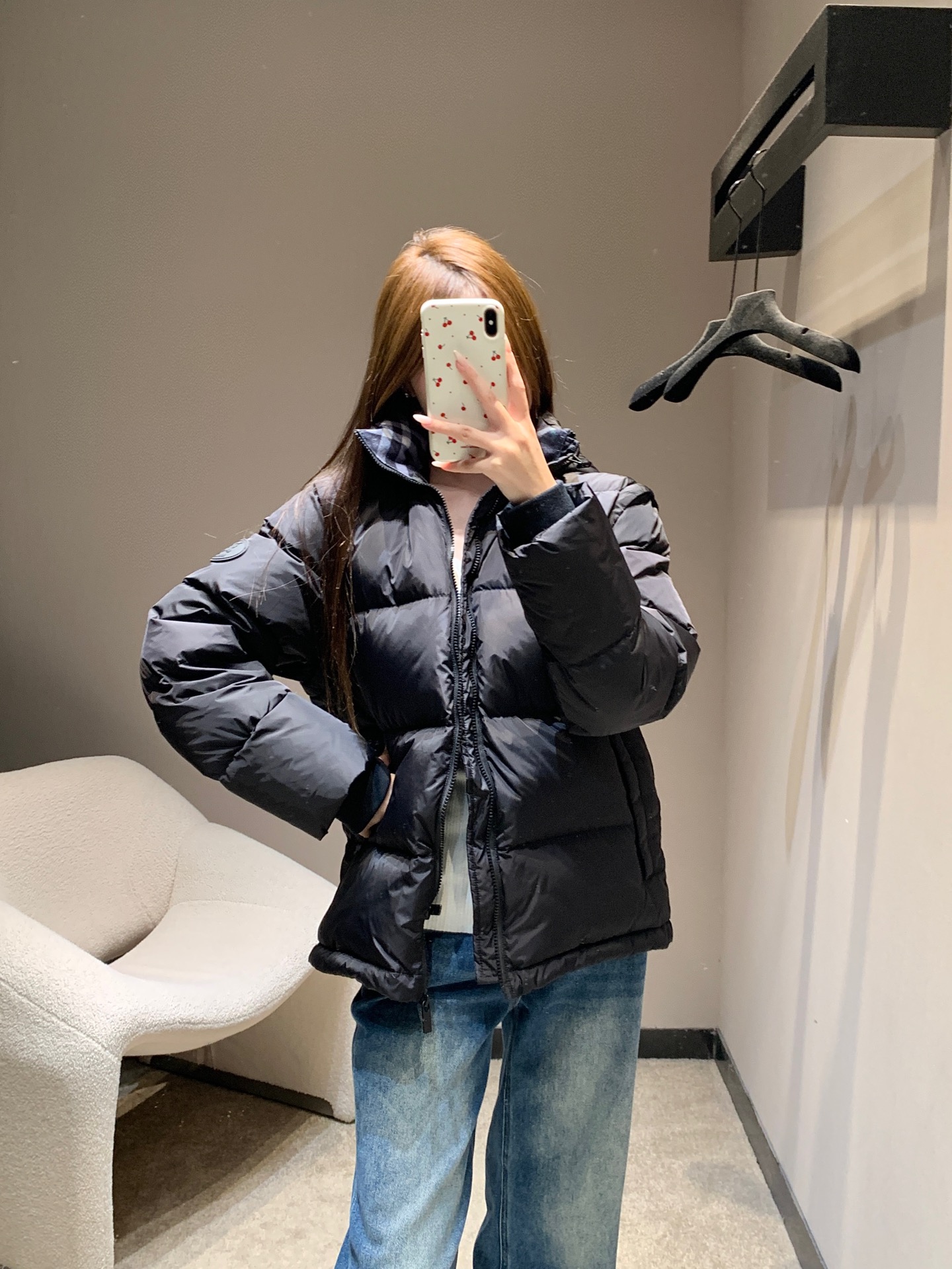 NO:658991,Burb*rry 25FW new autumn and winter war horse micro-label detachable sleeve hood down jacket丨Exclusive high-end version!  It is the benchmark for light luxury wear in winter!  The classic diamond quilting process is paired with high-end colors such as caramel, military green, and black. It is filled with high-fill down, which has both warmth and texture. The detachable sleeve cap design is flexible and versatile, and the war horse micro-label is low-key inlaid in the details, showing the brand's century-old ingenuity. Whether it is a neat short cut or a windproof hooded design, it perfectly combines British luxury and practical functions. It is a high-end warm item in the autumn and winter wardrobe. The same style for men and women!  Ready for sale S/M/L,,burberry,down jacket,hats,alexander wang19860909Burb*rry 25FW秋冬新款 战马微标可拆式袖帽羽绒服丨独家高版出品！是冬日轻奢穿搭的标杆之作！经典的菱格绗缝工艺搭配焦糖色、军绿色、黑色等高级色调,填充高蓬松度羽绒,保暖性与质感兼备.可拆式袖帽设计灵活多变,战马微标logo低调镶嵌在细节处,尽显品牌百年匠心.无论是利落的短款剪裁,还是防风的连帽设计,都将英伦奢华与实用功能完美融合,是秋冬衣橱里的高端保暖单品.男女同款！现货发售S/M/L,,burberry,down jacket,hats,alexander wang,Women's clothing