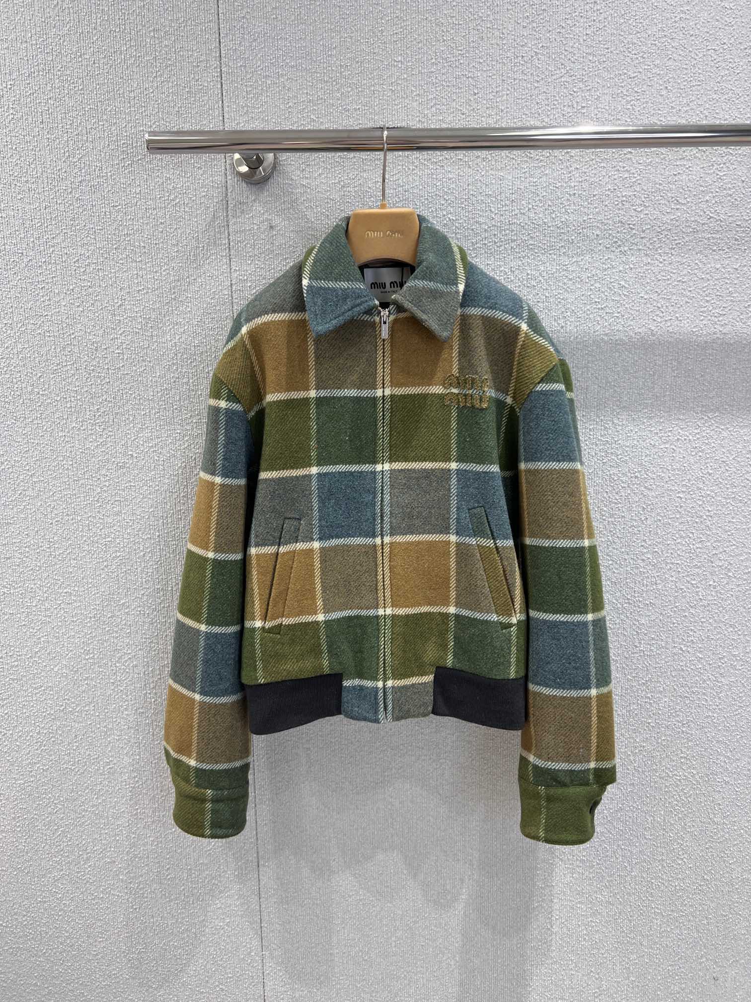 NO:658972,Support exchange Miu Mi* 25FW new autumn and winter contrasting plaid short jacket | Exclusively developed by yb!  Top quality production!  The retro yellow and green plaid outlines a lazy and casual girlish tone. The wool blended fabric has a soft and waxy texture. The neat short cut is paired with a lapel zipper design, which cleverly combines college style and modernity. The contrasting plaid texture collides with the brand logo.  Embroidery and details show Miumiu's sweetness and coolness. Pair it with the plaid skirt of the same series to easily create an autumn and winter atmosphere. Ready-made S/M/L real-shot detailed pictures, miumiu, skirts, jackets  & coats,jackets & coats,alexander wang19860909支持换款 Miu Mi* 25FW秋冬新款 撞色格纹短夹克外套丨独家yb开发！顶级高版出品！以复古黄绿调格纹勾勒慵懒随性的少女腔调,羊毛混纺面料糅合软糯质感,利落短款剪裁搭配翻领拉链设计,将学院风与摩登感巧妙融合.撞色格纹肌理碰撞品牌徽标刺绣,细节处尽显缪缪式甜酷,搭配同系列格纹半裙,轻松打造秋冬氛围感造型.现货发售S/M/L实拍细节图,,miumiu,skirts,jackets & coats,jackets & coats,alexander wang,Women's clothing