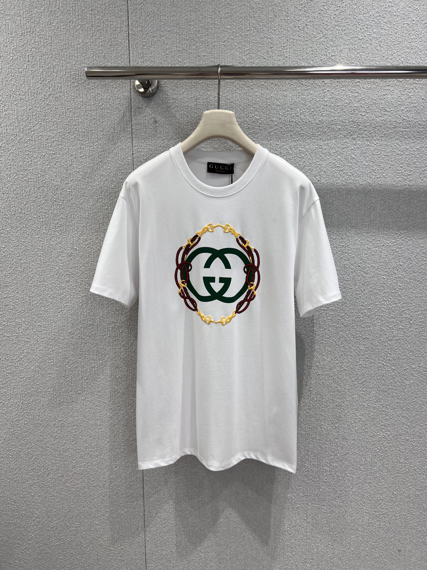 NO:658956,Support Guc*i 26Ss New Year series interlocking printed round neck short-sleeved T-shirt | Exclusively developed by yb!  Top quality production!  The soft cotton fabric is selected to create a skin-friendly texture, and the classic round neck is matched with a loose silhouette, suitable for a variety of wearing scenarios. The double G interlocking logo is surrounded by a snake chain on the front, integrating the New Year zodiac elements and the brand's classic symbols. The red, yellow and green contrasting prints brighten the vision. Gray, white, and pink are available, which cleverly combines retro luxury and festive atmosphere. It is a personalized choice for the New Year's style. Ready-made S/M/L real shot details, gucci, T-shirt, tees, t-shirt, alexander  wang19860909支持换款 Guc*i 26Ss新年系列互扣饰印花圆领短袖T恤丨独家yb开发！顶级高版出品！甄选柔软棉质面料打造亲肤质感,经典圆领搭配宽松廓形,适配多元穿搭场景.正面以蛇纹链条环绕双G互扣标识,融合新年生肖元素与品牌经典符号,红黄绿撞色印花点亮视觉,灰、白、粉三色可选,将复古奢华与节日氛围巧妙结合,是新年造型的个性之选.现货发售S/M/L实拍细节图,,gucci,T-shirt,tees，t-shirt,alexander wang,Women's clothing