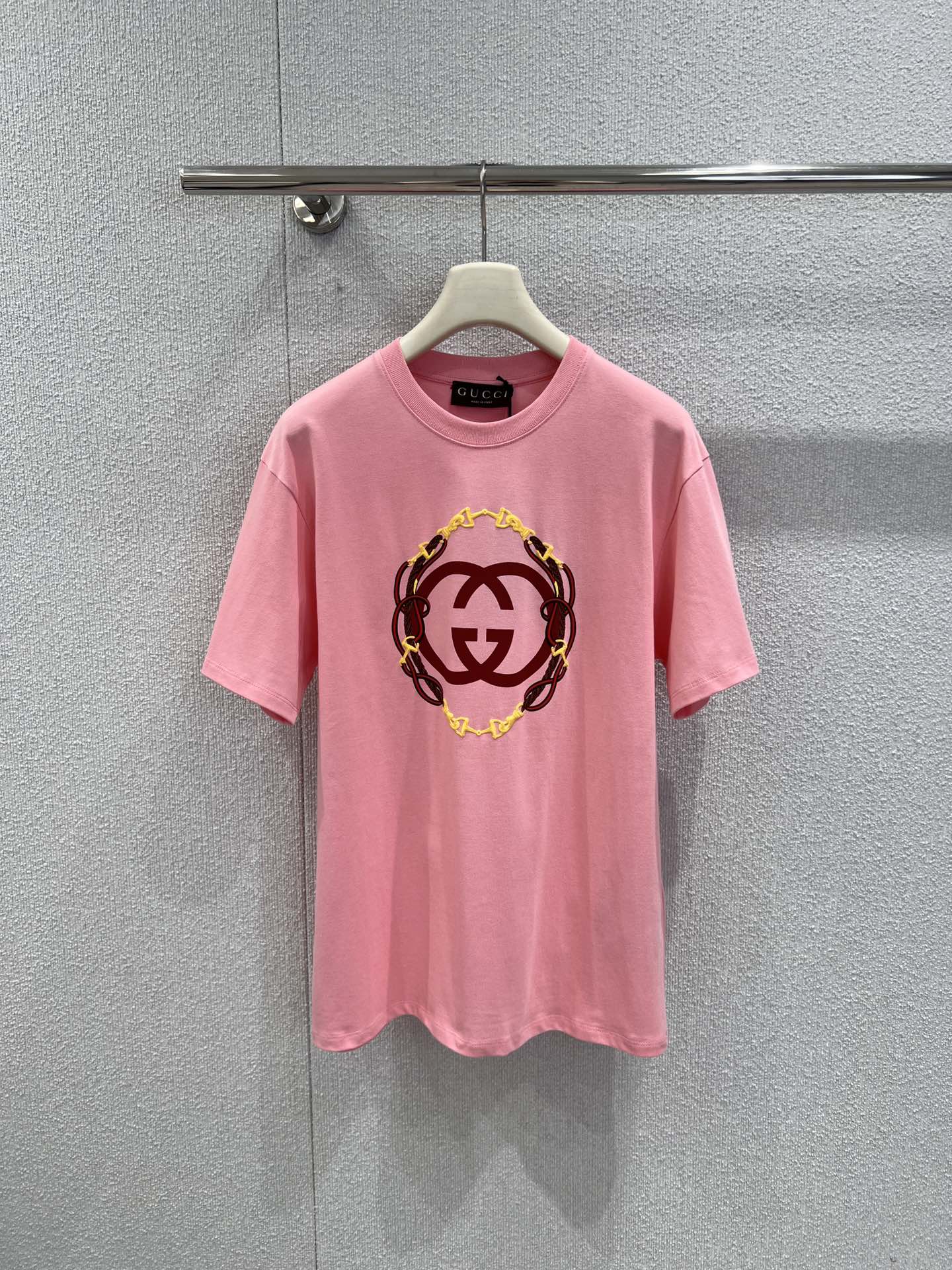 NO:658962,Support Guc*i 26Ss New Year series interlocking printed round neck short-sleeved T-shirt | Exclusively developed by yb!  Top quality production!  The soft cotton fabric is selected to create a skin-friendly texture, and the classic round neck is matched with a loose silhouette, suitable for a variety of wearing scenarios. The double G interlocking logo is surrounded by a snake chain on the front, integrating the New Year zodiac elements and the brand's classic symbols. The red, yellow and green contrasting prints brighten the vision. Gray, white, and pink are available, which cleverly combines retro luxury and festive atmosphere. It is a personalized choice for the New Year's style. Ready-made S/M/L real shot details, gucci, T-shirt, tees, t-shirt, alexander  wang19860909支持换款 Guc*i 26Ss新年系列互扣饰印花圆领短袖T恤丨独家yb开发！顶级高版出品！甄选柔软棉质面料打造亲肤质感,经典圆领搭配宽松廓形,适配多元穿搭场景.正面以蛇纹链条环绕双G互扣标识,融合新年生肖元素与品牌经典符号,红黄绿撞色印花点亮视觉,灰、白、粉三色可选,将复古奢华与节日氛围巧妙结合,是新年造型的个性之选.现货发售S/M/L实拍细节图,,gucci,T-shirt,tees，t-shirt,alexander wang,Women's clothing