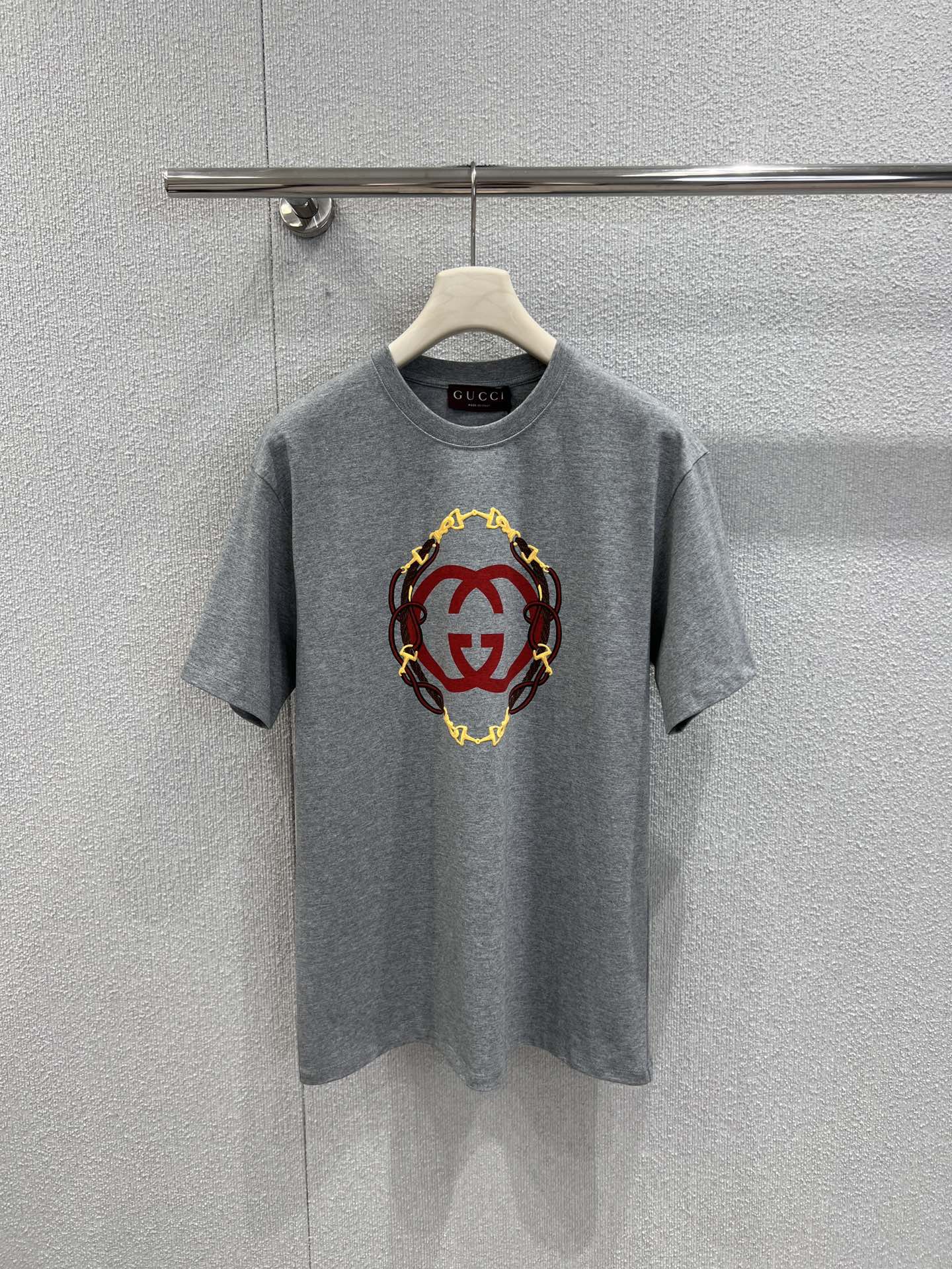 NO:658950,Support Guc*i 26Ss New Year series interlocking printed round neck short-sleeved T-shirt | Exclusively developed by yb!  Top quality production!  The soft cotton fabric is selected to create a skin-friendly texture, and the classic round neck is matched with a loose silhouette, suitable for a variety of wearing scenarios. The double G interlocking logo is surrounded by a snake chain on the front, integrating the New Year zodiac elements and the brand's classic symbols. The red, yellow and green contrasting prints brighten the vision. Gray, white, and pink are available, which cleverly combines retro luxury and festive atmosphere. It is a personalized choice for the New Year's style. Ready-made S/M/L real shot details, gucci, T-shirt, tees, t-shirt, alexander  wang19860909支持换款 Guc*i 26Ss新年系列互扣饰印花圆领短袖T恤丨独家yb开发！顶级高版出品！甄选柔软棉质面料打造亲肤质感,经典圆领搭配宽松廓形,适配多元穿搭场景.正面以蛇纹链条环绕双G互扣标识,融合新年生肖元素与品牌经典符号,红黄绿撞色印花点亮视觉,灰、白、粉三色可选,将复古奢华与节日氛围巧妙结合,是新年造型的个性之选.现货发售S/M/L实拍细节图,,gucci,T-shirt,tees，t-shirt,alexander wang,Women's clothing