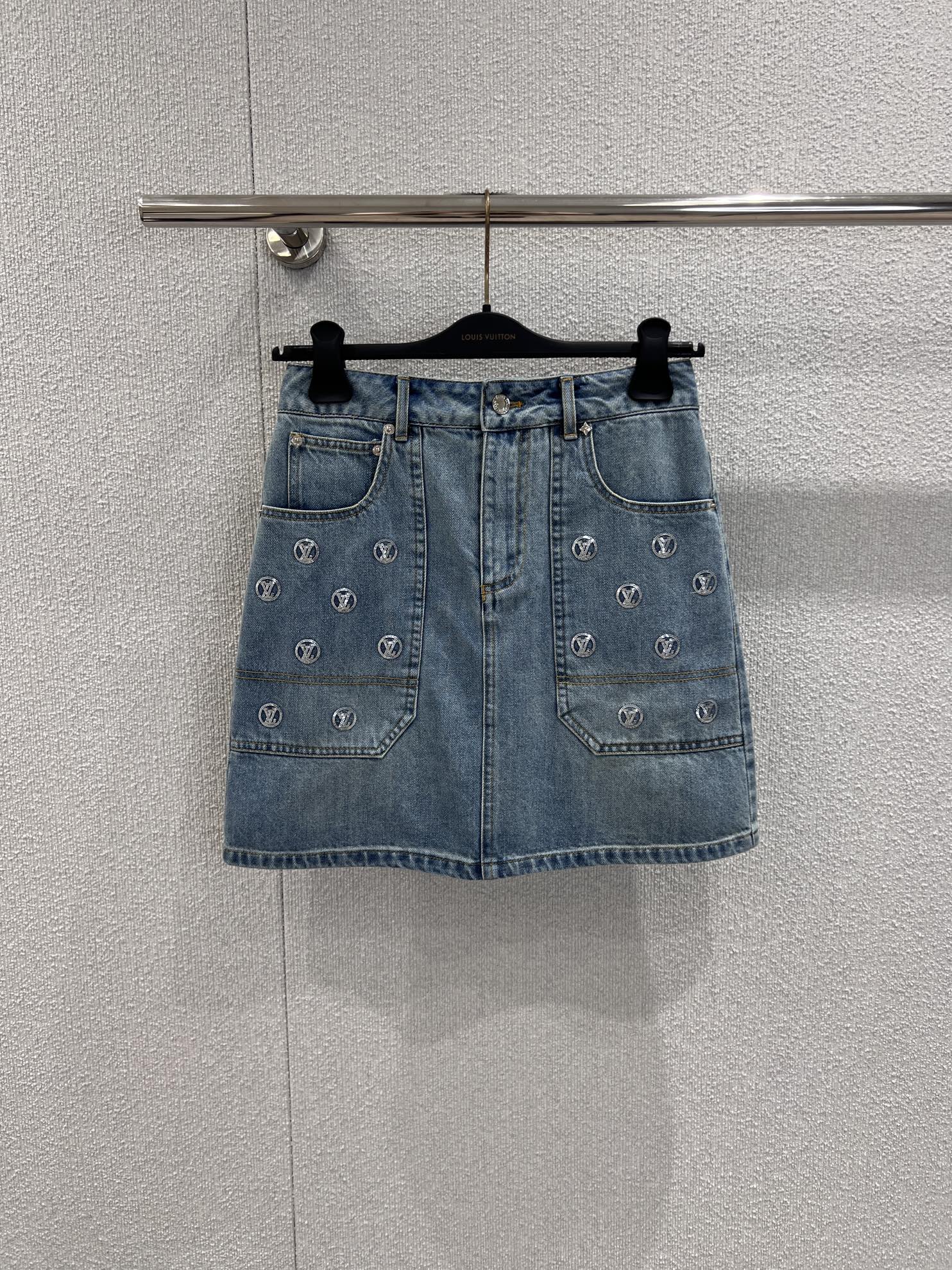 NO:658968,Support exchange Louis Vuitt*n 25FW new autumn and winter sequined large pocket straight denim mini skirt丨exclusively developed by yb!  Top quality production!  The vintage washed denim fabric is selected, and the neat straight cut outlines the neat waistline. The large pocket design is integrated with the brand's classic Monogram sequin embroidery, which cleverly combines the frankness of workwear style with the exquisiteness of haute couture craftsmanship. The light blue denim background is paired with sparkling sequin details, and the retro style is modern. Whether it is paired with a simple knitted or plaid jacket, it can be the finishing touch of the look. Ready-made S/M/L real shot details, Louis  vuitton,skirts,jackets & coats,alexander wang19860909支持换款 Louis Vuitt*n 25FW秋冬新款 亮片大口袋直筒丹宁迷你半裙丨独家yb开发！顶级高版出品！甄选复古水洗丹宁面料,利落直筒剪裁勾勒利落腰线,大口袋设计融入品牌经典Monogram亮片刺绣,将工装风的率性与高定工艺的精致巧妙融合.浅蓝丹宁底色搭配闪耀亮片细节,复古中透着摩登格调,无论是搭配简约针织还是格纹外套,都能成为造型的点睛之笔.现货发售S/M/L实拍细节图,,louis vuitton,skirts,jackets & coats,alexander wang,Women's clothing