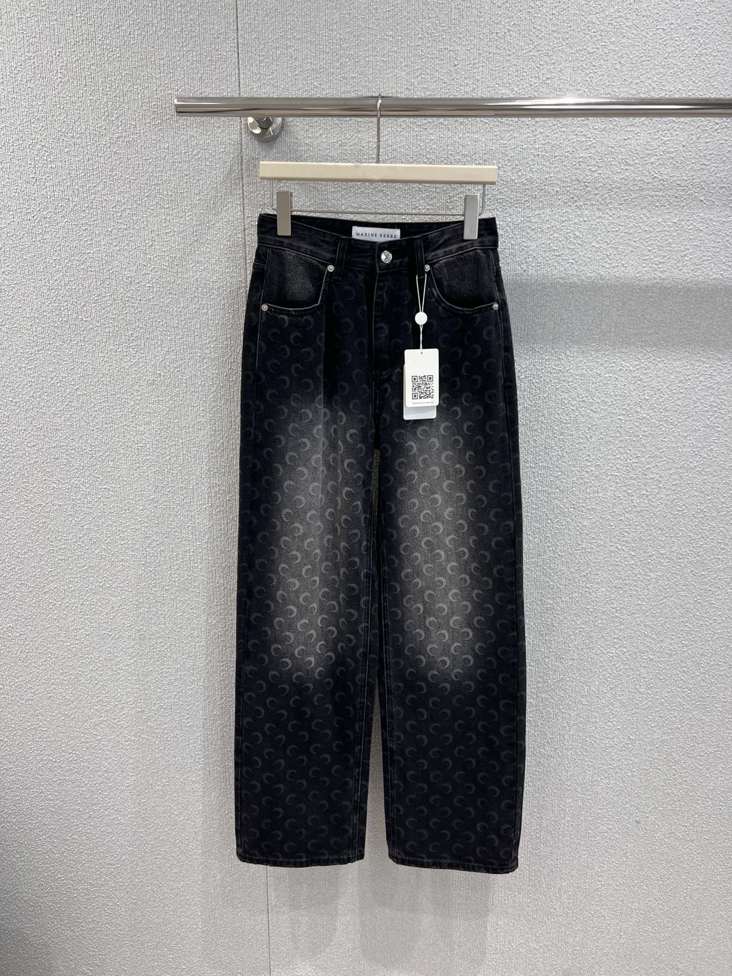 NO:663487,Supports exchange of Marine serre* 25FW new autumn and winter moon-print denim trousers丨Exclusive high-end version!  It is made of high-density washed denim fabric, with aged black and gray gradient tones that bring a retro atmosphere. The iconic crescent moon pattern runs through the trousers, which is full of cool attributes. The high-waisted straight cut subtly modifies the leg shape, elongates the leg line, and easily creates a casual street sense. The metal buttons and leather back waist logo are embellished, and the details are full of brand recognition. Ready-made S/M/L real shot details,  19860909支持换款 Marine serre* 25FW秋冬新款 月亮满印牛仔长裤丨独家高版出品！采用高密水洗牛仔面料,做旧黑灰渐变色调自带复古氛围感,标志性月牙满印图案贯穿裤身,潮酷属性拉满；高腰直筒剪裁巧妙修饰腿型,拉长腿部线条,轻松打造出随性的街头松弛感；金属纽扣与皮质后腰标点缀,细节处尽显品牌辨识度.现货发售S/M/L实拍细节图,, ,Women's clothing