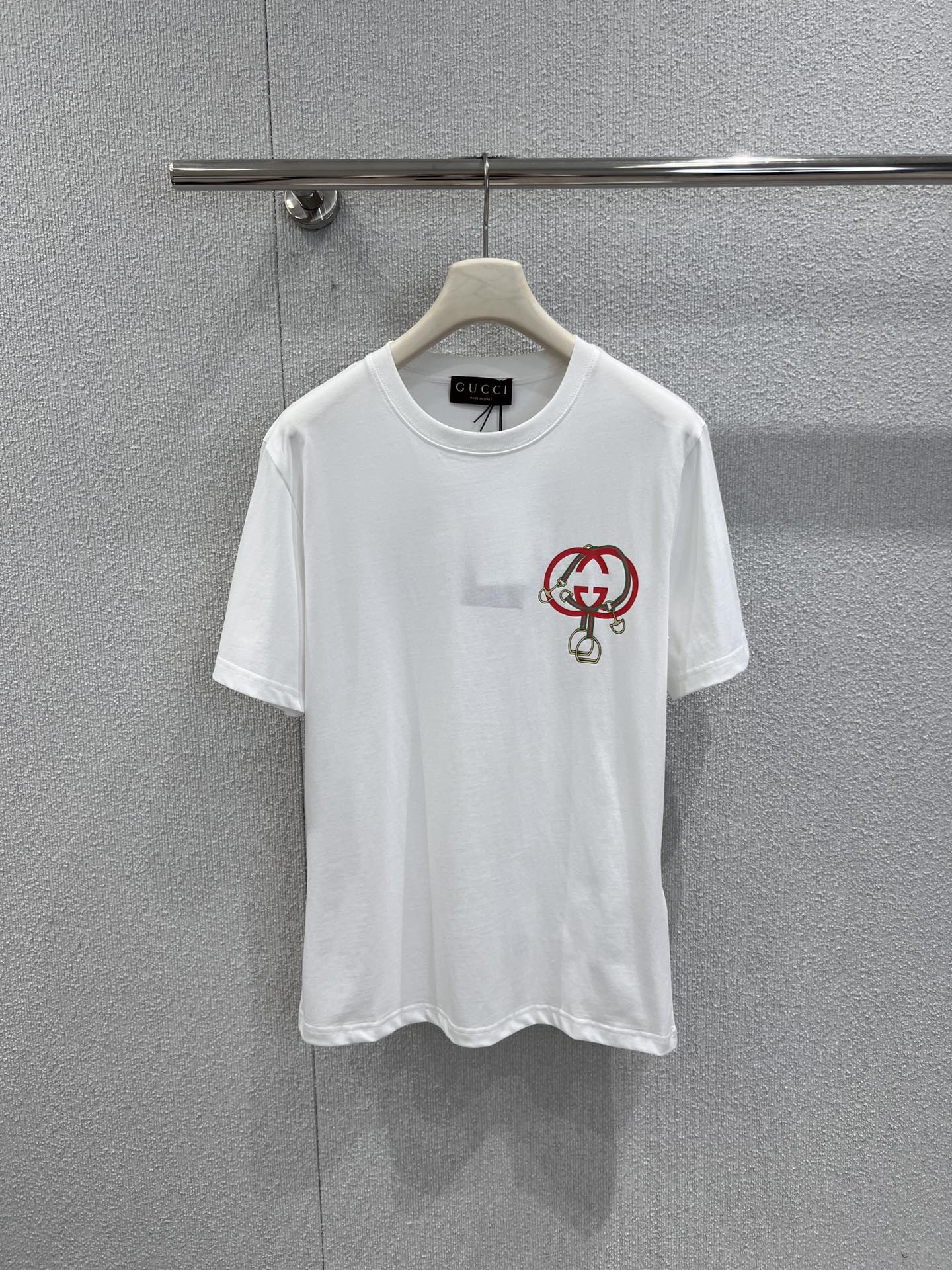 NO:663475,Support Gucc* 26Ss early spring new style printed round neck short-sleeved T-shirt | Exclusive high-end version!  Selected high-count pure cotton fabrics are soft and skin-friendly. The classic round-neck cut is suitable for various body shapes. The loose fit creates a casual and lazy feeling. The contrasting double G print design on the side is eye-catching but not ostentatious. The red and gold color embellishments show the brand's classic aesthetics, and the details outline a light and luxurious texture. White/black two-color options are available!  Ready-made S/M/L real shot details, gucci, T-shirt, tees, t-shirt,  19860909支持换款 Gucc* 26Ss早春新款 印花圆领短袖T恤丨独家高版出品！精选高支纯棉面料,触感软糯亲肤,经典圆领剪裁适配各种身形,宽松版型营造随性慵懒感；侧边撞色双G印花设计吸睛又不张扬,红金配色点缀尽显品牌经典美学,细节处勾勒出轻奢质感.白/黑双色可选！现货发售S/M/L实拍细节图,,gucci,T-shirt,tees，t-shirt, ,Women's clothing