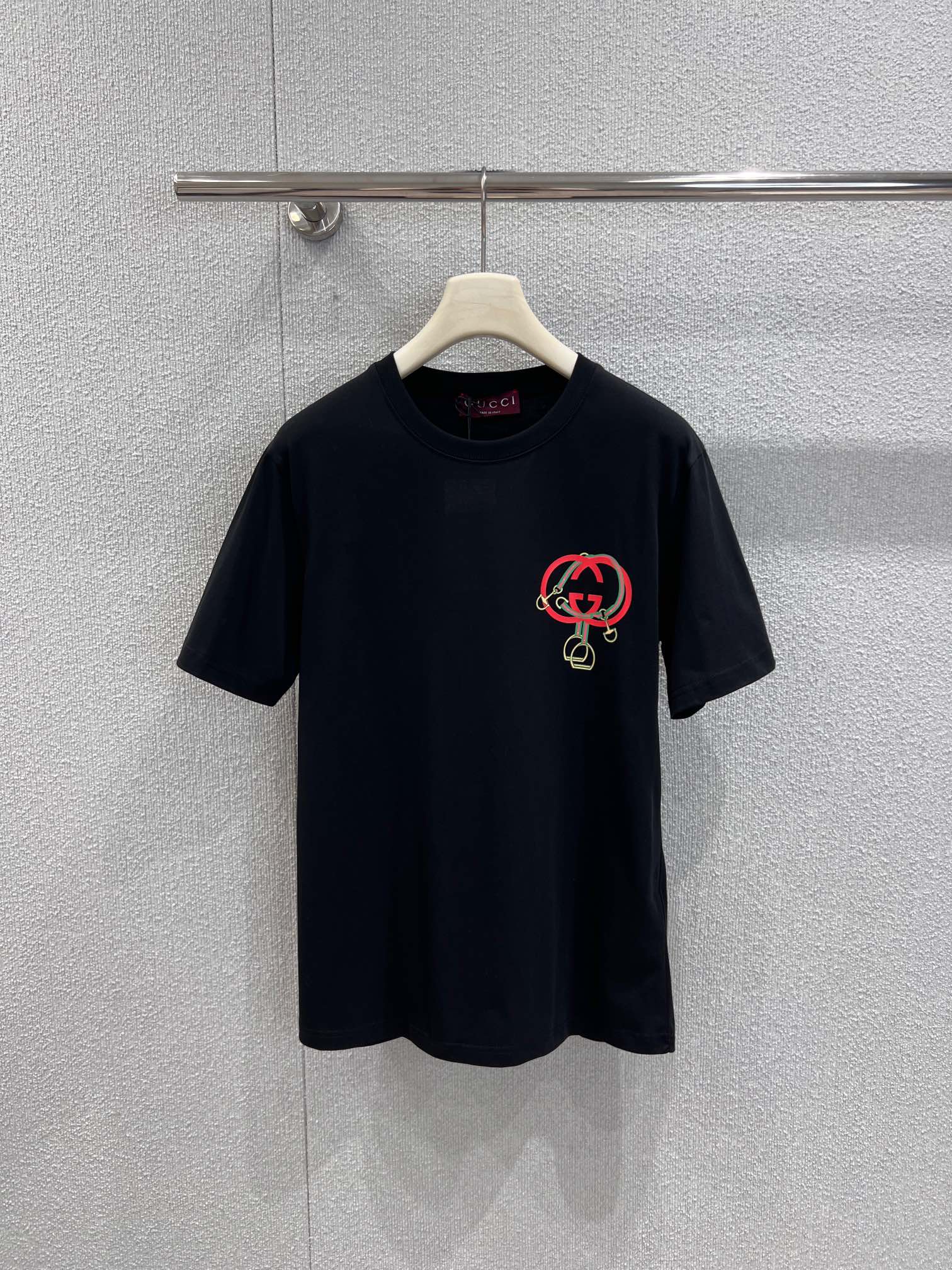 NO:663471,Support Gucc* 26Ss early spring new style printed round neck short-sleeved T-shirt | Exclusive high-end version!  Selected high-count pure cotton fabrics are soft and skin-friendly. The classic round-neck cut is suitable for various body shapes. The loose fit creates a casual and lazy feeling. The contrasting double G print design on the side is eye-catching but not ostentatious. The red and gold color embellishments show the brand's classic aesthetics, and the details outline a light and luxurious texture. White/black two-color options are available!  Ready-made S/M/L real shot details, gucci, T-shirt, tees, t-shirt,  19860909支持换款 Gucc* 26Ss早春新款 印花圆领短袖T恤丨独家高版出品！精选高支纯棉面料,触感软糯亲肤,经典圆领剪裁适配各种身形,宽松版型营造随性慵懒感；侧边撞色双G印花设计吸睛又不张扬,红金配色点缀尽显品牌经典美学,细节处勾勒出轻奢质感.白/黑双色可选！现货发售S/M/L实拍细节图,,gucci,T-shirt,tees，t-shirt, ,Women's clothing