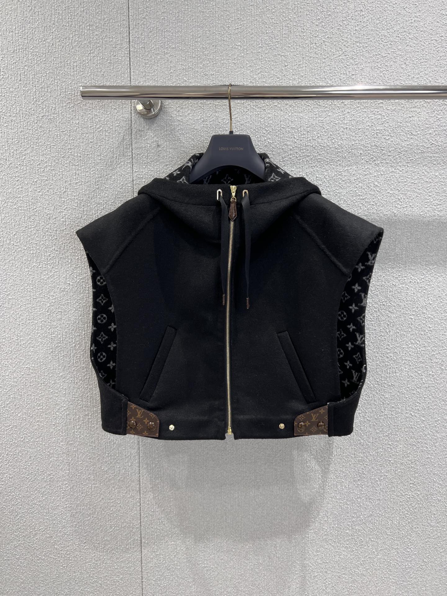 NO:663472,Support exchange Louis Vuitto* 25Fw new autumn and winter cashmere blend double-sided nylon hooded vest丨Exclusively developed by yb!  Top quality production!  The luxurious experience of cashmere blend!  The double-sided nylon process makes the fabric both soft and crisp, and the hooded design adds a casual feel. The iconic Monogram jacquard blooms quietly on the side of the body, low-key highlighting the identity. The short cut optimizes the body proportions, whether it is paired with a shirt, a sweater or a dress, it can create a high-end and casual autumn and winter look. Ready-made S/M/L real shot details, , louis vuitton, skirts, shirts, hats,  19860909支持换款 Louis Vuitto* 25Fw秋冬新款 羊绒混纺双面尼连帽马甲丨独家yb开发！顶级高版出品！羊绒混纺的奢级体验！双面尼工艺让面料兼具柔软与挺括,连帽设计增添休闲感,标志性Monogram提花在衣身侧边悄然绽放,低调彰显身份.短款剪裁优化身材比例,无论是搭配衬衫、针织衫还是连衣裙,都能打造出高级又随性的秋冬造型.现货发售S/M/L实拍细节图,,louis vuitton,skirts,shirts,hats, ,Women's clothing