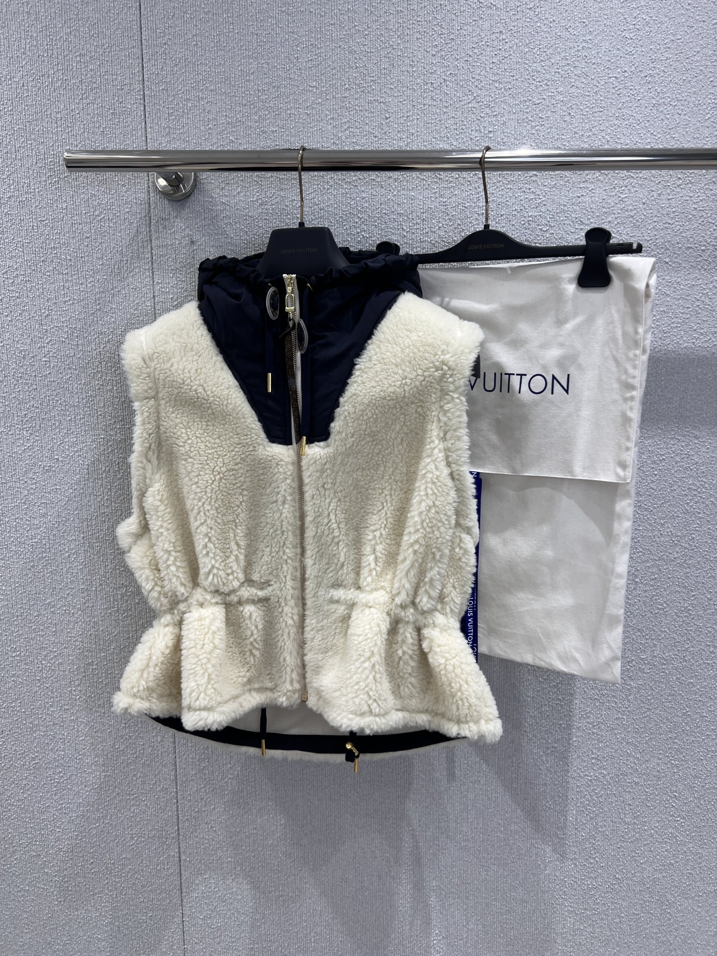 NO:663454,Support exchange Louis Vuitton 25FW new autumn and winter white teddy velvet hooded vest丨Exclusively developed by yb!  Top quality production!  Selected soft and waxy teddy velvet fabric, which feels as fluffy as clouds. It is paired with navy blue nylon hooded splicing, which has both warmth and windproof properties. The classic white and blue contrast colors create a simple and high-end feel. The three-dimensional embroidered logo pattern on the back is eye-catching but not out of style; metal pull  The chain is matched with a drawstring hood design, and the brand craftsmanship is fully displayed in the details; the loose silhouette does not flatter the body shape, and the waist cut cleverly modifies the waistline, easily creating a casual and lazy dressing atmosphere. Ready-made S/M/L real shot details, Louis  vuitton,hats, 19860909支持换款 Louis Vuitton 25FW秋冬新款 白色泰迪绒连帽马甲丨独家yb开发！顶级高版出品！甄选软糯泰迪绒面料,触感蓬松如云,搭配藏青色尼龙连帽拼接,保暖与防风性能兼具,经典白蓝撞色打造简约高级感,后背立体刺绣标识图案吸睛又不失格调；金属拉链搭配抽绳连帽设计,细节处尽显品牌工艺；宽松廓形不挑身形,收腰剪裁巧妙修饰腰线,轻松营造随性慵懒的穿搭氛围.现货发售S/M/L实拍细节图,,louis vuitton,hats, ,Women's clothing