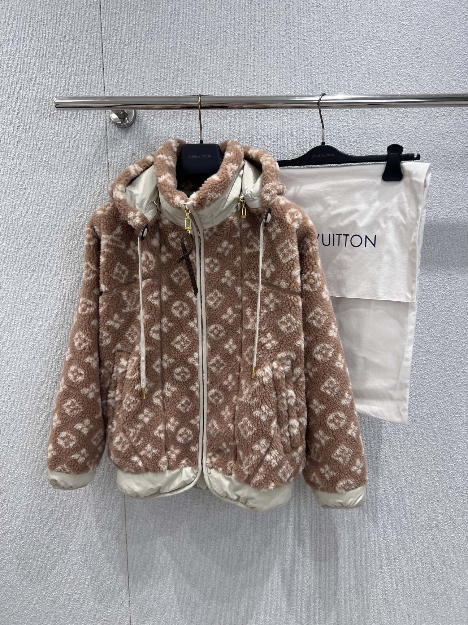 NO:663445,支持换款 Louis Vuitton 25FW秋冬新款 老花泰迪熊连帽外套丨独家yb开发！  Top quality production!  Selected soft and waxy teddy velvet fabric, fluffy and warm to the touch, presbyopia prints all over the body, retro caramel tones for a luxurious texture, hooded drawstring design with metal zipper, and brand craftsmanship in the details; loose shoulder silhouette does not flatter the body shape, easily creating a lazy and relaxed feeling, contrasting color splicing at the hem adds design ingenuity, taking into account both fashion and practicality. Ready-made S/M/L real shot details, Louis  vuitton,jackets & coats,hats, 19860909支持换款 Louis Vuitton 25FW秋冬新款 老花泰迪熊连帽外套丨独家yb开发！顶级高版出品！甄选软糯泰迪绒面料,触感蓬松温暖,老花满印图案铺满衣身,复古焦糖色调尽显奢华质感,连帽抽绳设计搭配金属拉链,细节处彰显品牌工艺；宽松落肩廓形不挑身形,轻松打造慵懒松弛感,衣摆撞色拼接更添设计巧思,兼顾时尚度与实穿性.现货发售S/M/L实拍细节图,,louis vuitton,jackets & coats,hats, ,Women's clothing