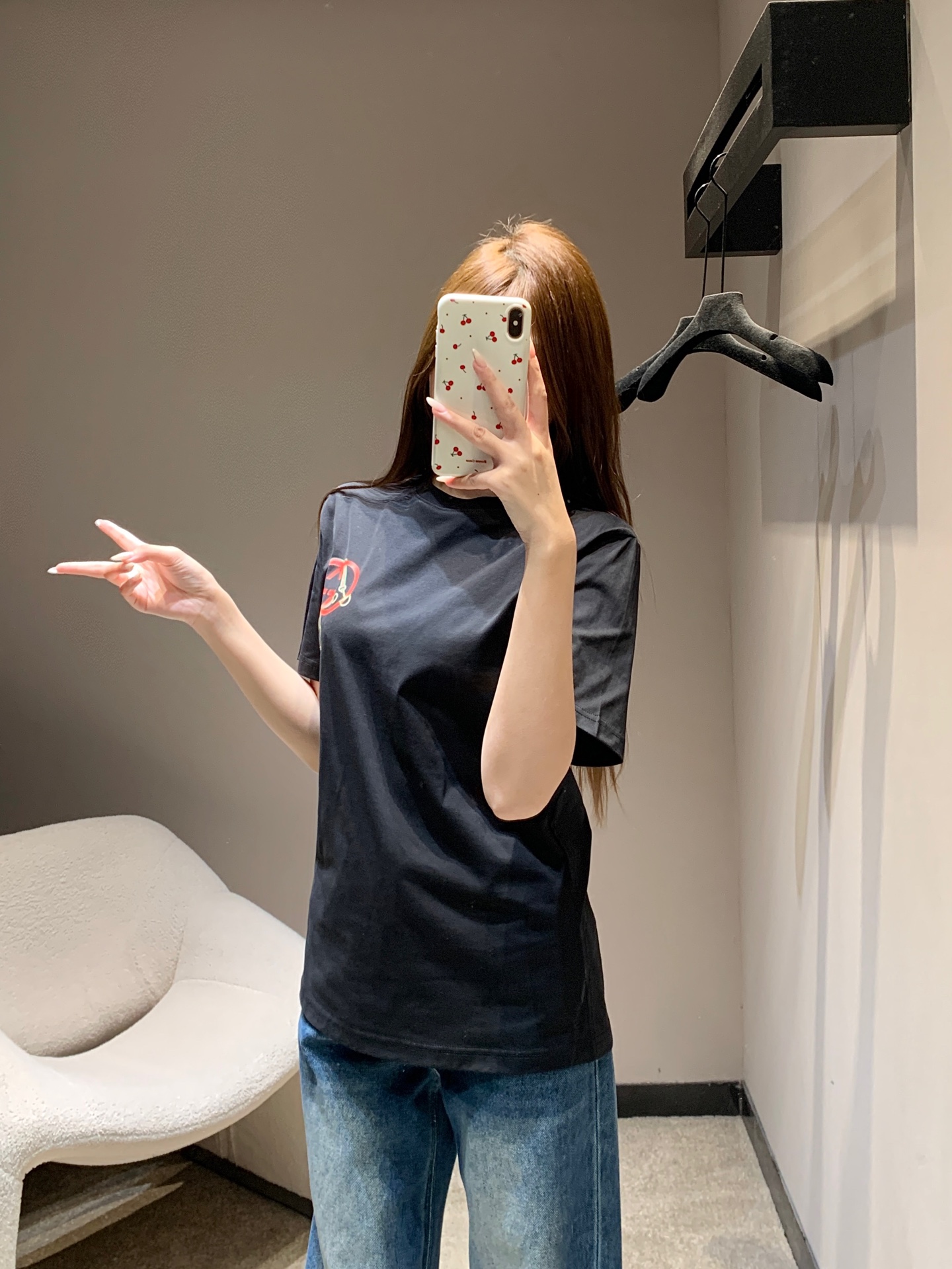 NO:663473,Gucc* 26Ss new early spring printed round neck short-sleeved T-shirt丨Exclusive high-end version!  Selected high-count pure cotton fabrics are soft and skin-friendly. The classic round-neck cut is suitable for various body shapes. The loose fit creates a casual and lazy feeling. The contrasting double G print design on the side is eye-catching but not ostentatious. The red and gold color embellishments show the brand's classic aesthetics, and the details outline a light and luxurious texture. White/black two-color options are available!  Available in stock S/M/L,,gucci,T-shirt,tees,t-shirt, 19860909Gucc* 26Ss早春新款 印花圆领短袖T恤丨独家高版出品！精选高支纯棉面料,触感软糯亲肤,经典圆领剪裁适配各种身形,宽松版型营造随性慵懒感；侧边撞色双G印花设计吸睛又不张扬,红金配色点缀尽显品牌经典美学,细节处勾勒出轻奢质感.白/黑双色可选！现货发售S/M/L,,gucci,T-shirt,tees，t-shirt, ,Women's clothing