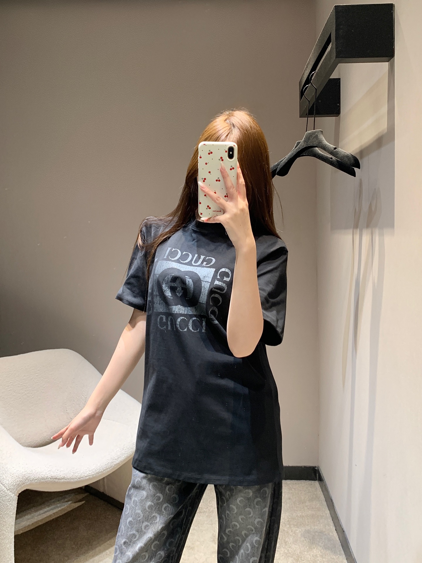 NO:663470,Gucc* 26Ss early spring new letter square printed round neck short-sleeved T-shirt | Exclusively developed by yb!  Top quality production!  High-count combed cotton fabrics are selected, which are soft and skin-friendly. The classic round-neck version is not flattering on the body shape, and the loose tailoring creates a casual and relaxed feeling; the letter square print on the front is matched with an old silver-gray texture, and the double G logo is integrated into retro typography. It is cool and high-end, and the details are full of brand recognition. Ready for sale S/M/L,, gucci, T-shirt, tees, t-shirt,  19860909Gucc* 26Ss早春新款字母方块印花圆领短袖T恤丨独家yb开发！顶级高版出品！甄选高支精梳棉面料,触感柔软亲肤,经典圆领版型不挑身形,宽松剪裁打造随性松弛感；正面字母方块印花搭配做旧银灰质感,双G标识融入复古排版,潮酷与高级感兼具,细节处尽显品牌辨识度.现货发售S/M/L,,gucci,T-shirt,tees，t-shirt, ,Women's clothing