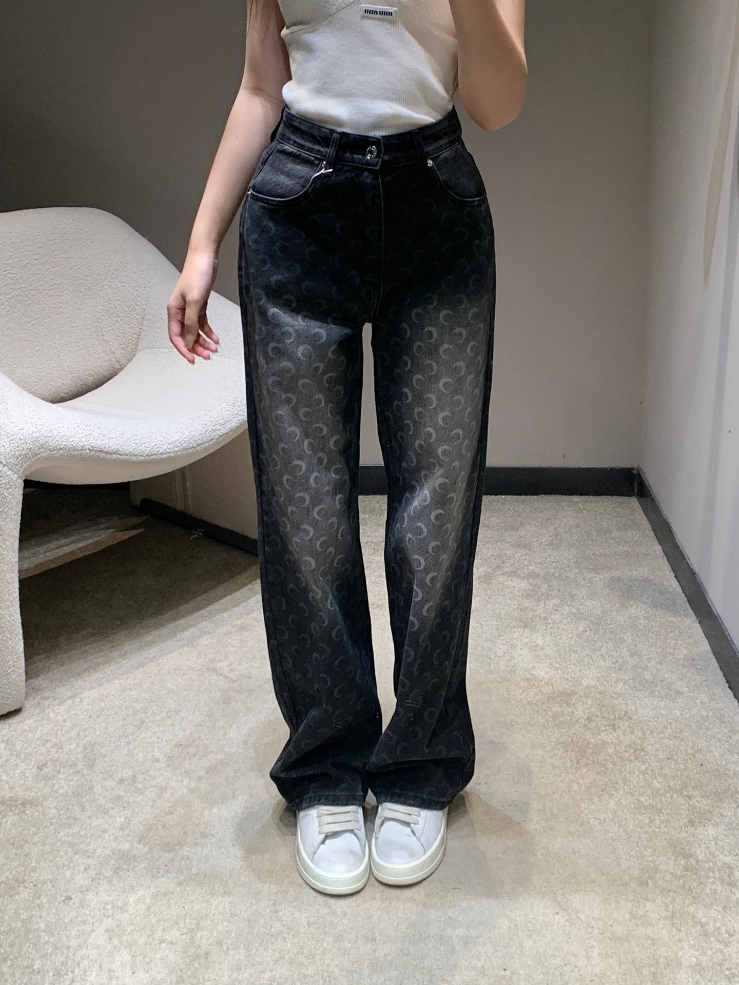 NO:663489,Marine serre* 25FW new autumn and winter moon-printed denim trousers丨Exclusive high-end version!  It is made of high-density washed denim fabric, with aged black and gray gradient tones that bring a retro atmosphere. The iconic crescent moon pattern runs through the trousers, which is full of cool attributes; the high-waisted straight cut cleverly modifies the leg shape, elongates the leg line, and easily creates a casual street sense; metal buttons and leather back waist logo are embellished, and the details are full of brand recognition. Ready for sale S/M/L,,  19860909Marine serre* 25FW秋冬新款 月亮满印牛仔长裤丨独家高版出品！采用高密水洗牛仔面料,做旧黑灰渐变色调自带复古氛围感,标志性月牙满印图案贯穿裤身,潮酷属性拉满；高腰直筒剪裁巧妙修饰腿型,拉长腿部线条,轻松打造出随性的街头松弛感；金属纽扣与皮质后腰标点缀,细节处尽显品牌辨识度.现货发售S/M/L,, ,Women's clothing