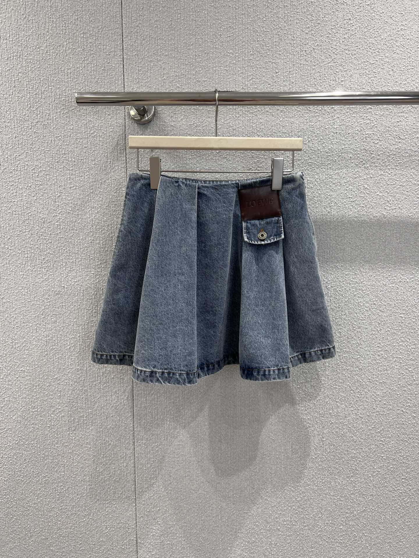 NO:663479,lSupports exchange Loew* 26Ss early spring new style classic denim pleated skirt丨Exclusive high-end version!  Selected washed denim fabric, with a retro and distressed texture, iconic three-dimensional pleated tailoring, outlines a smart A-line skirt, easily modifies the crotch line, and shows a girlish sense of playfulness when walking; the leather logo on the side is matched with metal buttons, and the details highlight the brand style, retro and modern collide to create a unique charm. Light blue washed/carbon black distressed two-tone tones are available, ready for sale S/M/L real shot details, loro  piana,loewe,skirts, 19860909l支持换款 Loew* 26Ss早春新款 经典丹宁牛仔百褶短裙丨独家高版出品！甄选水洗牛仔面料,自带复古做旧质感,标志性立体百褶剪裁,勾勒出灵动A字裙摆,轻松修饰胯部线条,行走间尽显少女俏皮感；侧边皮质标章搭配金属纽扣,细节处彰显品牌格调,复古与摩登碰撞出独特魅力.浅蓝水洗/炭黑做旧双色调可选,现货发售S/M/L实拍细节图,,loro piana,loewe,skirts, ,Women's clothing