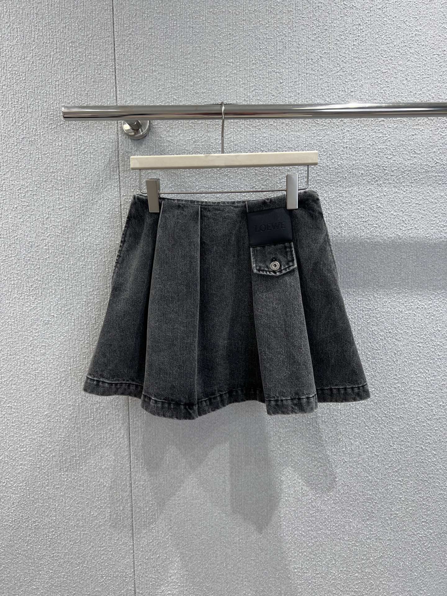NO:663477,Supports exchange. Loew* 26Ss early spring new style classic denim pleated skirt丨Exclusive high-end version!  Selected washed denim fabrics, with a retro and distressed texture, iconic three-dimensional pleated tailoring, outlines a smart A-line skirt, easily modifies the crotch line, and shows a girlish sense of playfulness when walking; the leather logo on the side is matched with metal buttons, and the details highlight the brand style, retro and modern collide with unique charm. Light blue washed/carbon black distressed two-tone is available, ready for sale S/M/L real shot details, loewe, skirts, alexander  wang19860909支持换款 Loew* 26Ss早春新款 经典丹宁牛仔百褶短裙丨独家高版出品！甄选水洗牛仔面料,自带复古做旧质感,标志性立体百褶剪裁,勾勒出灵动A字裙摆,轻松修饰胯部线条,行走间尽显少女俏皮感；侧边皮质标章搭配金属纽扣,细节处彰显品牌格调,复古与摩登碰撞出独特魅力.浅蓝水洗/炭黑做旧双色调可选,现货发售S/M/L实拍细节图,,loewe,skirts, ,Women's clothing