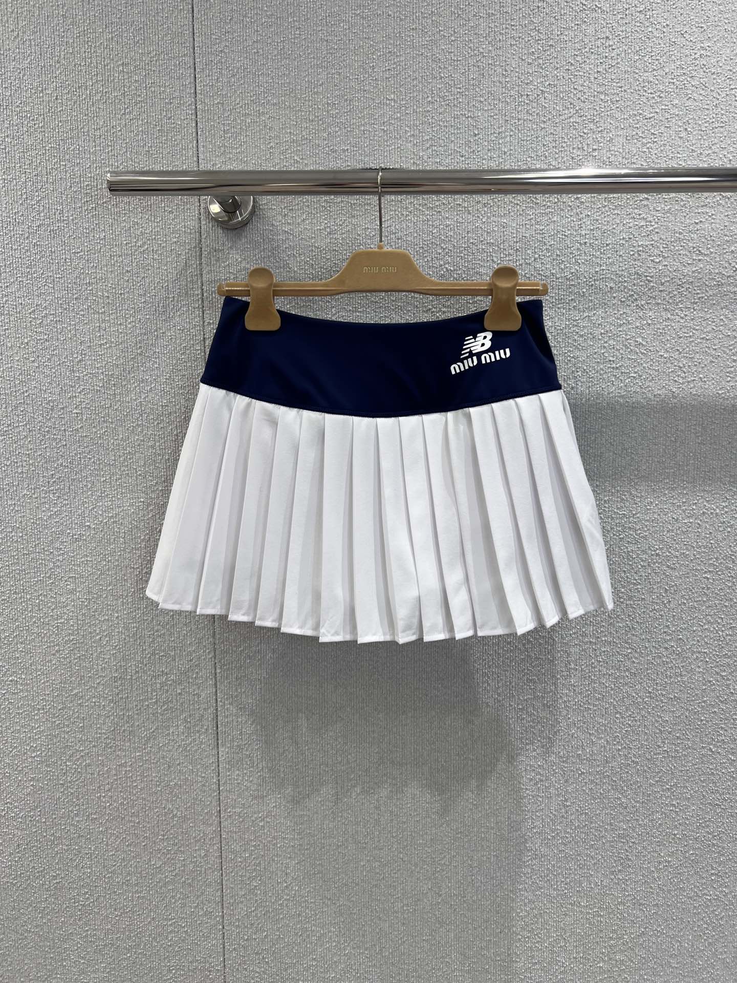 NO:664274,Support model exchange MiuM*u × New Balance tennis joint new elastic waist pleated skirt丨Exclusively developed by yb!  High quality production!  It is a collision of sports and light luxury. The high-elastic elastic waistband is engraved with dual brand logos, the neat pleated skirt has a smart curvature, the short cut outlines the leg lines, and the navy/white and other colors are suitable for tennis sports scenes. It can also be easily integrated into daily casual wear, with both design and practicality. Ready-made S/M/L real shot details, miumiu, skirts,  19860909支持换款 MiuM*u × New Balance网球联名新款 松紧腰百褶短裙丨独家yb开发！高版出品！是运动与轻奢的碰撞之作.高弹松紧腰头印刻双品牌标识,利落百褶裙摆自带灵动弧度,短款剪裁勾勒腿部线条,藏青/白等配色适配网球运动场景,也能轻松融入日常休闲穿搭,兼具设计感与实穿性.现货发售S/M/L实拍细节图,,miumiu,skirts, ,Women's clothing