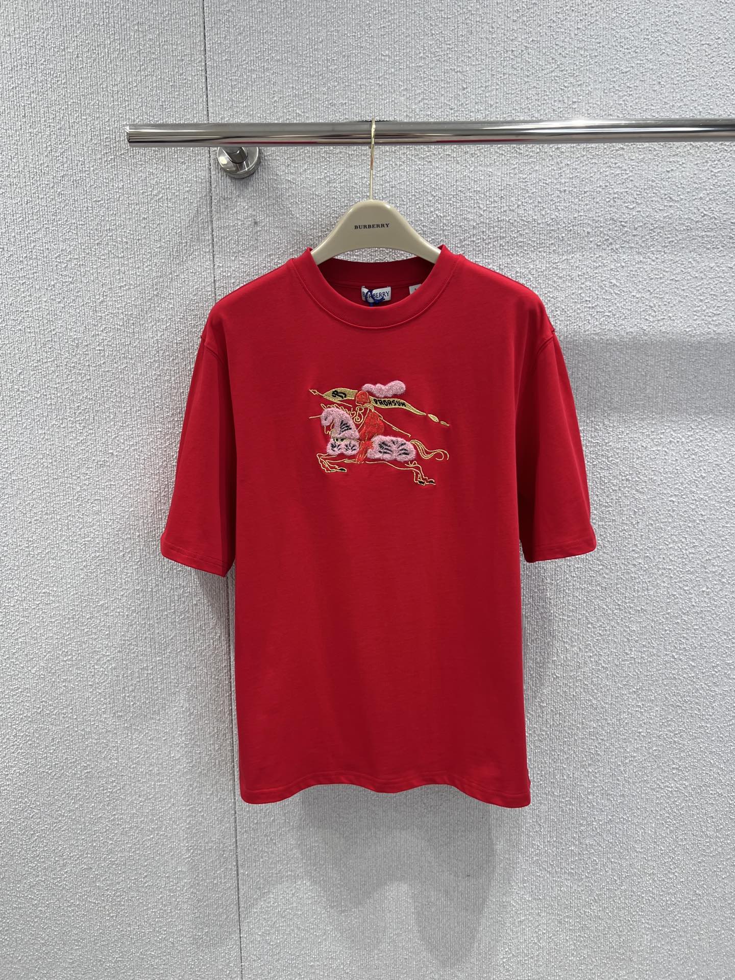 NO:665495,Support exchange Burber*y 26SS New Year limited equestrian knight logo round neck short-sleeved T-shirt丨Exclusively developed by yb!  High quality production!  The classic round neck cut is matched with a loose silhouette, and soft cotton fabrics are selected to create a comfortable wearing feeling. The embroidered equestrian knight logo on the chest is integrated into the New Year's red/pure white two-color design. The logo details are presented with three-dimensional embroidery. The red tone of the New Year's limited edition adds to the festive atmosphere. The simple version is suitable for various daily wear scenes. It is a fusion of light luxury leisure and festive rituals. Ready-made S/M/L real shot details, burberry, T-shirt, tees, t-shirt, alexander  wang19860909支持换款 Burber*y 26SS新年限定马术骑士徽标圆领短袖T恤丨独家yb开发！高版出品！以经典圆领剪裁搭配宽松廓形,甄选柔软棉质面料打造舒适穿着感.胸前刺绣马术骑士徽标融入新年红/纯净白双色设计,徽标细节采用立体绣艺呈现,新年限定款的红色调更添节日氛围,简约版型适配日常多种穿搭场景,是轻奢休闲与节日仪式感的融合之作.现货发售S/M/L实拍细节图,,burberry,T-shirt,tees，t-shirt, ,Women's clothing