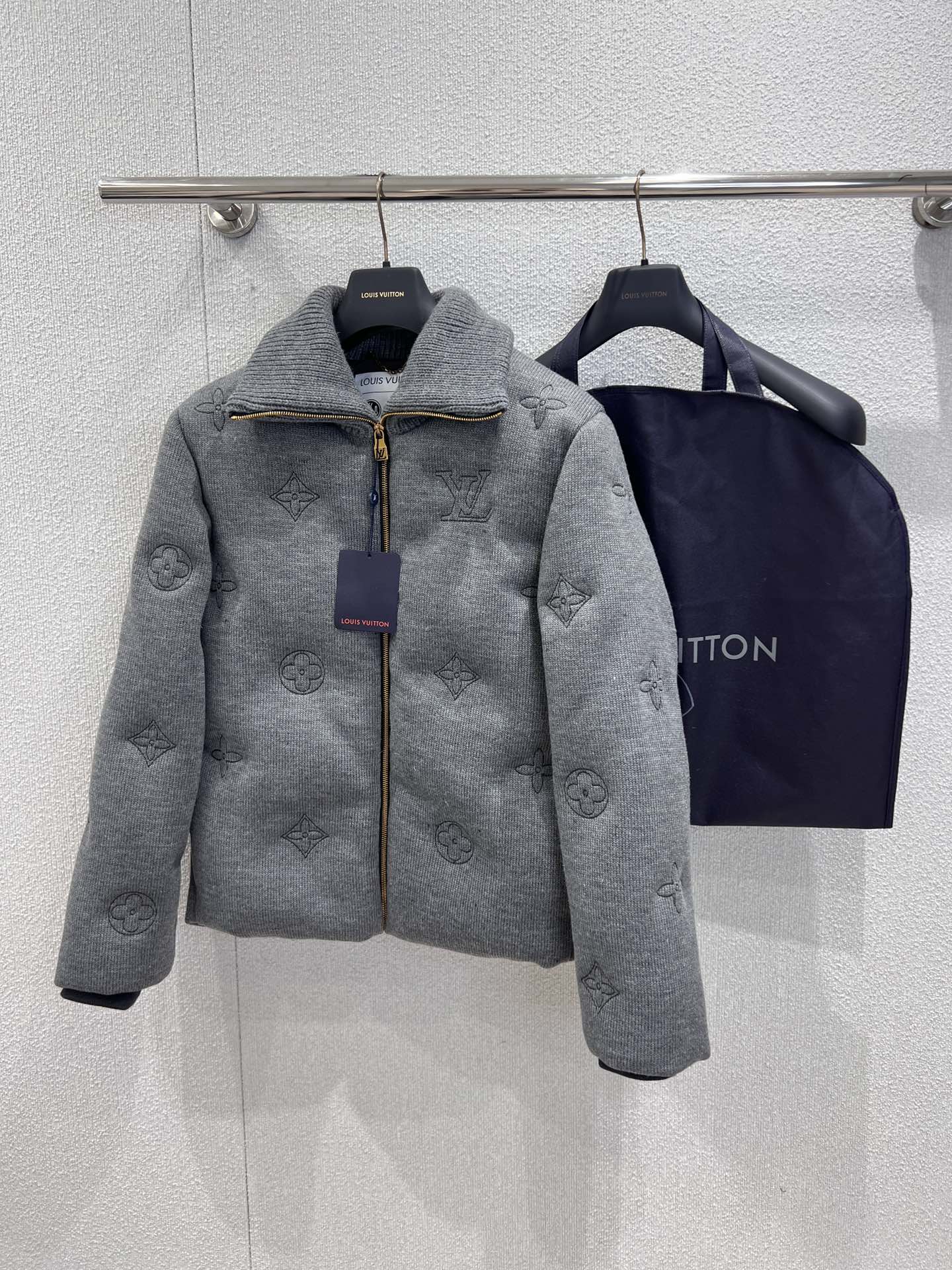 NO:665503,Support exchange Louis Vuitt*n 25Fw new autumn and winter ELEGANT presbyopic knitted waist jacket cotton jacket丨Exclusively developed by yb!  High quality production!  Made of wool knitted fabric, the body is printed with a low-key dark pattern presbyopia logo. It adopts a stand-up collar zipper design with a waist cut, taking into account both warmth and silhouette. The main gray color shows a high-end texture, the loose fit is suitable for men and women, and the cotton padding brings a rich and warm effect. It is an iconic item that combines light luxury leisure and practical functions in autumn and winter. Ready-made S/M/L real shot details, louis vuitton, jackets &  coats,jackets & coats, 19860909支持换款 Louis Vuitt*n 25Fw秋冬新款 ELEGANT老花针织束腰夹克棉服外套丨独家yb开发！高版出品！甄选羊毛针织面料打造,衣身满印低调的暗纹老花标识,采用立领拉链设计搭配束腰剪裁,兼顾保暖性与廓形感.灰调主色尽显高级质感,宽松版型适配男女穿搭,棉服填充带来丰盈保暖效果,是秋冬轻奢休闲与实用机能结合的标志性单品.现货发售S/M/L实拍细节图,,louis vuitton,jackets & coats,jackets & coats, ,Women's clothing