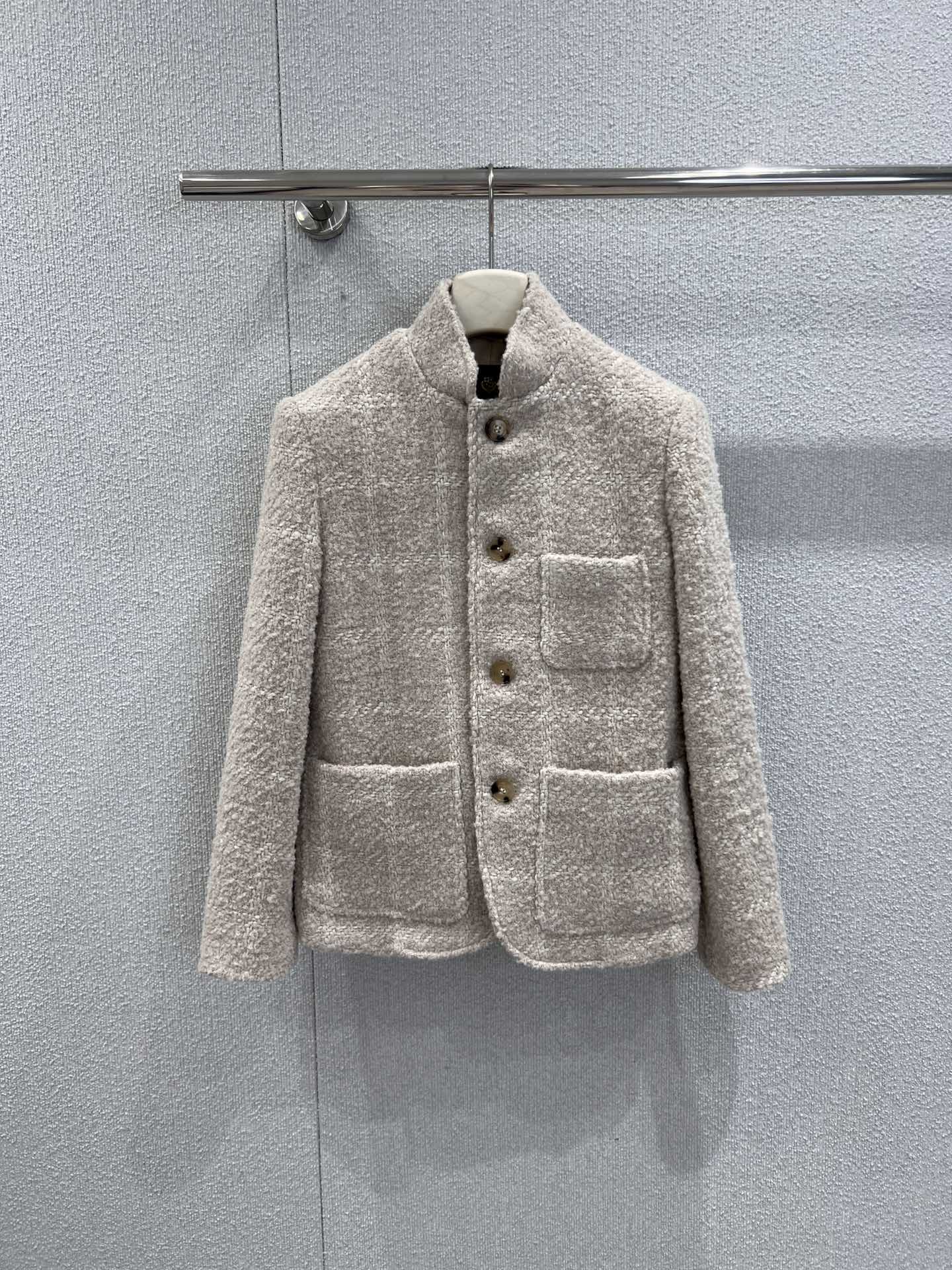 NO:665941,Supports exchange Loro Pi*na 25Fw new autumn and winter holiday limited edition alpaca blend mini jacket丨Exclusively developed by yb!  Top quality production!  Alpaca blended fabric combines softness and warmth. The mini short version is matched with a stand-up collar and single-breasted design, which outlines a neat and delicate body line. The delicate texture shows the brand's luxurious and elegant style. It is a collection-level item for the autumn and winter wardrobe. Ready for sale S/M/L real shot details, loro piana, jackets & coats,  19860909支持换款 Loro Pi*na 25Fw秋冬新款 holiday限量羊驼毛混纺mini外套丨独家yb开发！顶级高版出品！羊驼毛混纺面料糅合柔软与保暖特性,mini短款版型搭配立领单排扣设计,勾勒利落精致的身形线条,细腻的肌理感尽显品牌奢雅格调,是秋冬衣橱的典藏级单品.现货发售S/M/L实拍细节图,,loro piana,jackets & coats, ,Women's clothing