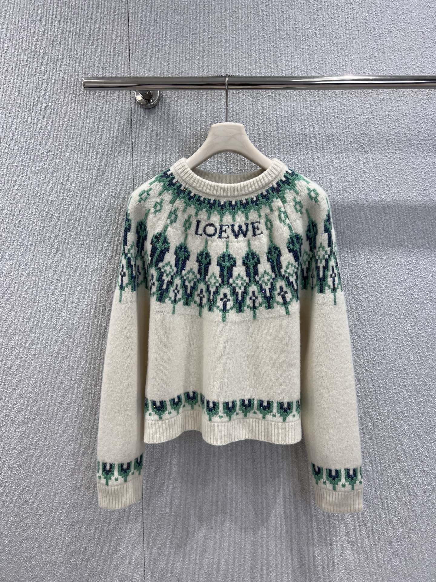 NO:665933,Support exchange Loewe 25Fw new autumn and winter logo logo letter wool sweater丨Exclusive high version production!  The logo and letters are intertwined with a retro jacquard pattern to outline a unique artistic style. The wool fabric is selected to create a soft and skin-friendly feeling. The loose version is suitable for various wearing scenarios, easily unlocking the lazy and advanced autumn and winter styles. Ready-made S/M/L real shot details, loewe,  19860909支持换款 Loewe 25Fw秋冬新款 徽标logo字母羊毛针织衫丨独家高版出品！徽标logo字母交织复古提花纹样,勾勒独特艺术格调,甄选羊毛面料打造软糯亲肤的穿着感,宽松版型适配多元穿搭场景,轻松解锁慵懒又高级的秋冬造型.现货发售S/M/L实拍细节图,,loewe, ,Women's clothing