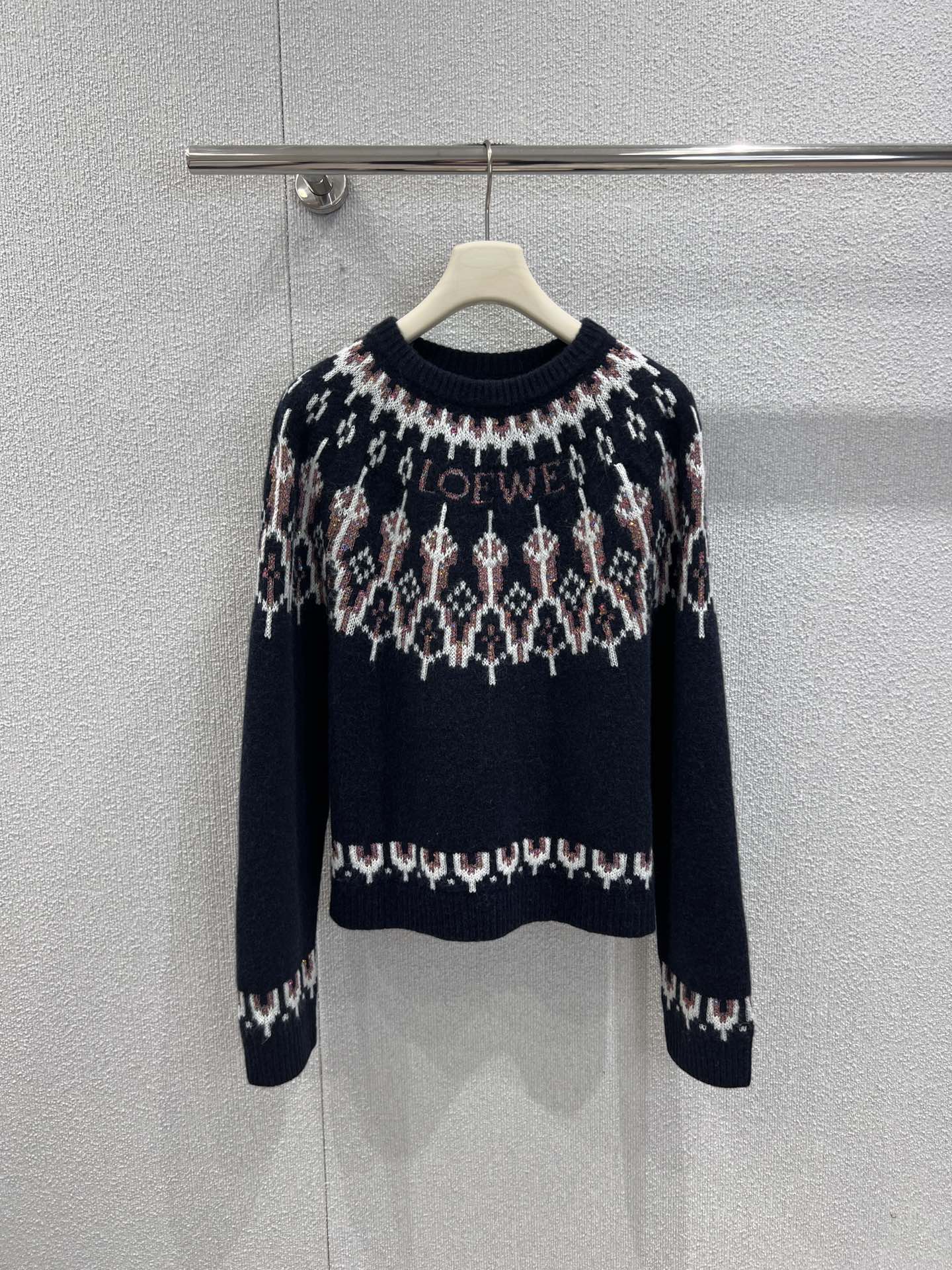 NO:665937,Support exchange Loewe 25Fw new autumn and winter logo logo letter wool sweater丨Exclusive high version production!  The logo and letters are intertwined with a retro jacquard pattern to outline a unique artistic style. The wool fabric is selected to create a soft and skin-friendly feeling. The loose version is suitable for various wearing scenarios, easily unlocking the lazy and advanced autumn and winter styles. Ready-made S/M/L real shot details, loewe,  19860909支持换款 Loewe 25Fw秋冬新款 徽标logo字母羊毛针织衫丨独家高版出品！徽标logo字母交织复古提花纹样,勾勒独特艺术格调,甄选羊毛面料打造软糯亲肤的穿着感,宽松版型适配多元穿搭场景,轻松解锁慵懒又高级的秋冬造型.现货发售S/M/L实拍细节图,,loewe, ,Women's clothing